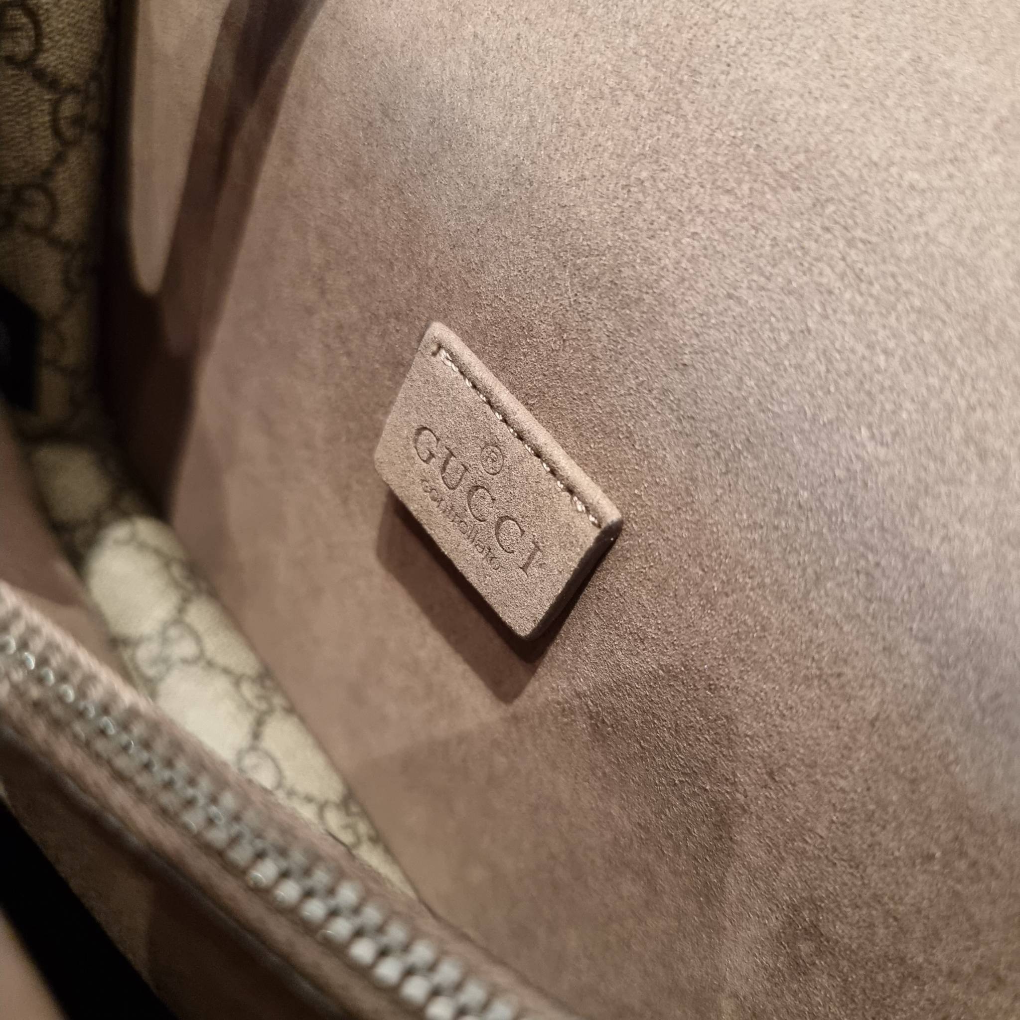 Gucci Small Dionysus GG Shoulder Bag ฮอตสุดไม่มีใครเกิน สวยจริงไม่ทิพย์!! GC CROSSBODY BAG WITH GWP สุดคุ้มจาก duty free กับกระเป๋าสะพายรุ่นที่สาวๆต้องไม่พลาด!! ดึงดูดและสะกดสายตาด้วยอะไหล่ดีเทลหรูรูปหัวสิงโต วัสดุหนังแคนวาส ทนทาน ดูแลรักษาง่าย เปิด-ปิดด้