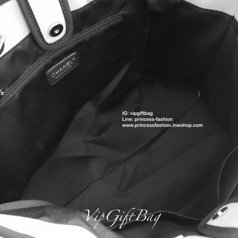 Chanel tote canvas bag จากงานพรีเมี่ยม VIP GIFT รุ่นดังเลยค้า Size ใหญ่อลัง บอกเลยว่า *งานดีที่สุด ตัวกระเป๋า กระเป๋าผ้าเป็นผ้า canvas เนื้อดีสมราคา สัมผัส นุ่มลื่นมือมากกกก อะไหล่เงินปั้มแบรนด์แท้ทั้งใบ ด้านหน้าปัก logo แบรนด์สุดหรู จุของได้เยอะมากก มีช่