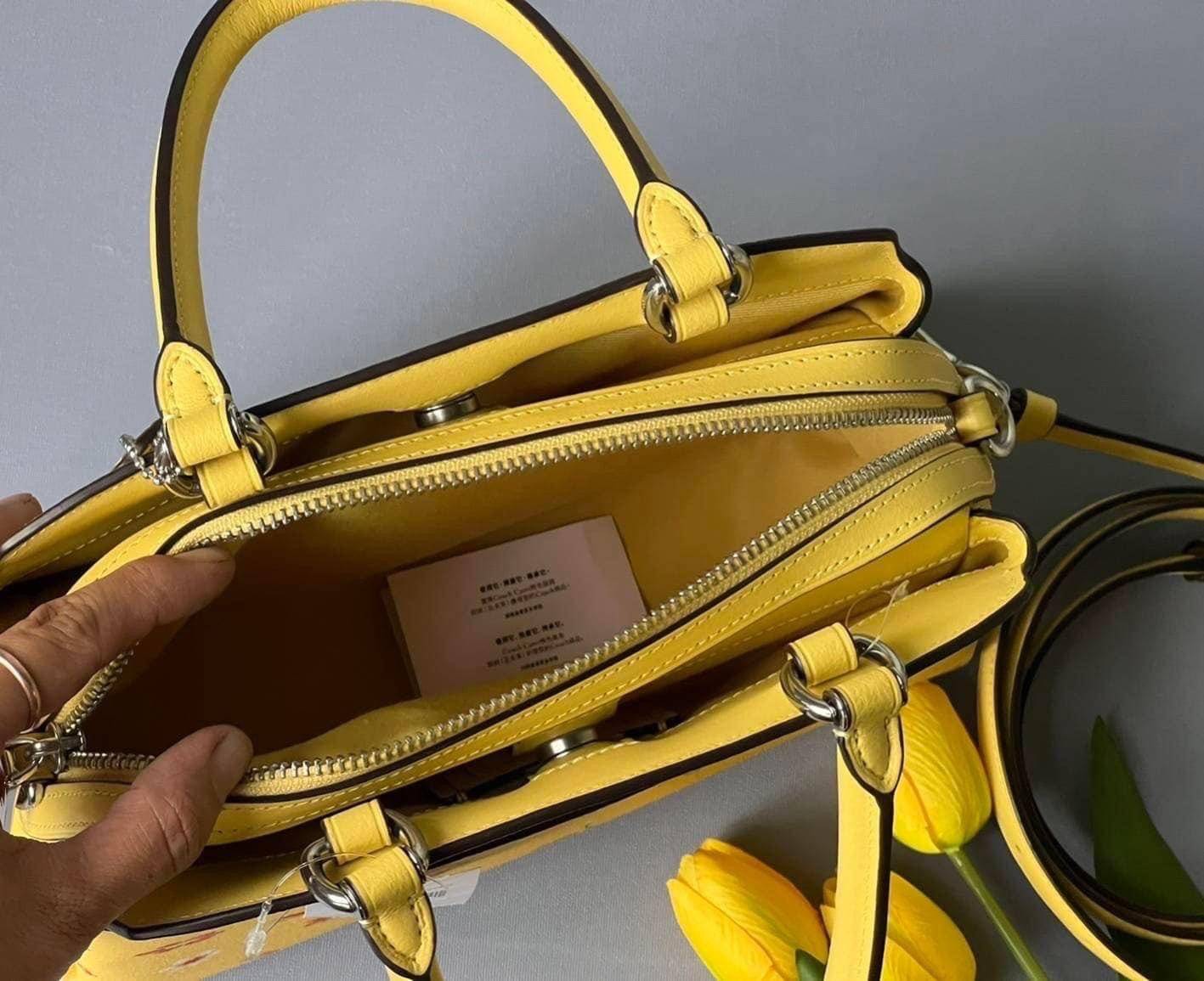 COACH C8216 MINI LILLIE CARRYALL WITH MYSTICAL FLORAL PRINT สีใหม่ล่าสุด กับรุ่นที่สุดของความขายดี คอลยอดฮิตในลวดลายสุดชิค กระเป๋าสะพายทรงสวย ที่ดีไซน์ออกมาให้ใช้งานง่าย สะดวก สวย หรู ดูดี!! วัสดุหนังแคนวาสเคลือบลาย มาพร้อมสายสะพายข้างและหูจับในตัว ถอดออก