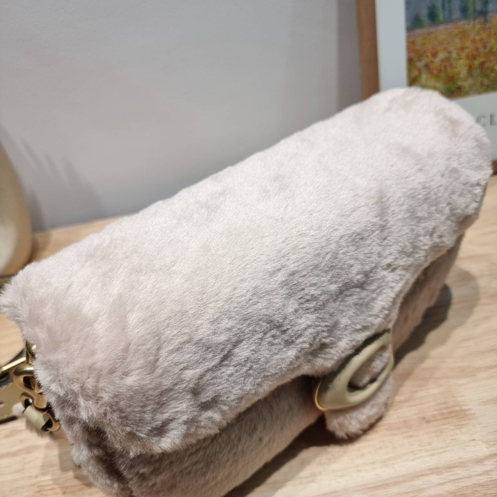 Coach pillow tabby shoulder bag 26 in shearling / COACH LEATHER COVERED C CLOSURE CC445 ใหม่ล่าสุดต้อนรับฤดูหนาว กับคอลเลคชั่นคุณหนู กระเป๋าสะพายไหล่ ดีไซน์วินเทจย้อนยุคตกแต่งขนรอบใบนุ่มฟู สวยลูกคุณมาก!! เปิด-ปิดด้วยกระดุมแม่เหล็ก รับรองแน่นหนา ภายในเป็นช