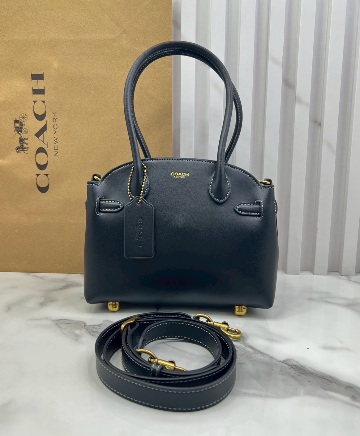 ORI หนังแท้ | Coach Soft Empire Carryall Bag 28 กระเป๋าสะพายทรงโฮโบ รุ่นใหม่ล่าสุด ดีไซน์เรียบง่าย สะพายไปคาเฟ่ ไปเที่ยวถ่ายรูปสวยๆ คือเหมาะสุดๆ หูสะพายยาว พอดีไหล่ ภายในแบ่งสัดส่วนไว้ดี ใบจริงหนังสวยมากๆ