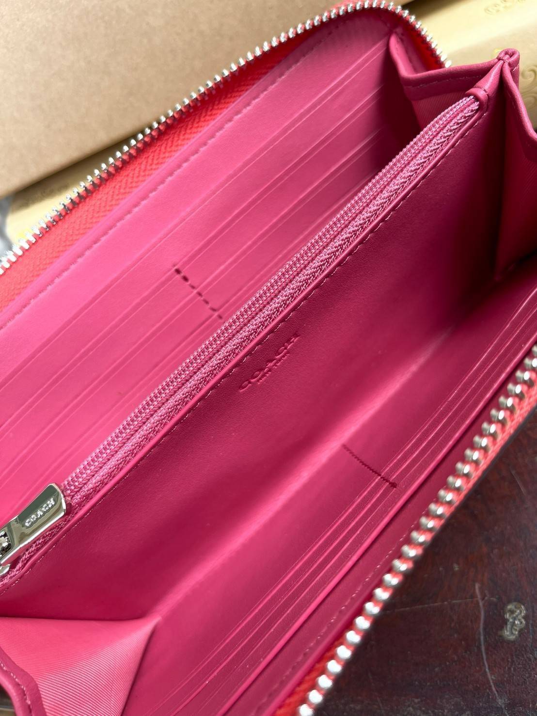 COACH ACCORDION ZIP WALLET IN SIGNATURE CANVAS กระเป๋าสตางค์ใบยาวนี้ที่เหมาะกับการใช้งานทุกรูปแบบ นอกจากเพิ่มความมั่นใจแล้ว ยังทำให้ชีวิตของเราง่ายขึ้นอีกด้วย โดยการเปิดปิดแบบซิปรอบ สามารถใส่ธนบัตร เหรียญ บัตรต่างๆได้หลายใบเลยทีเดียว ขนาดของกระเป๋าสามารถถ