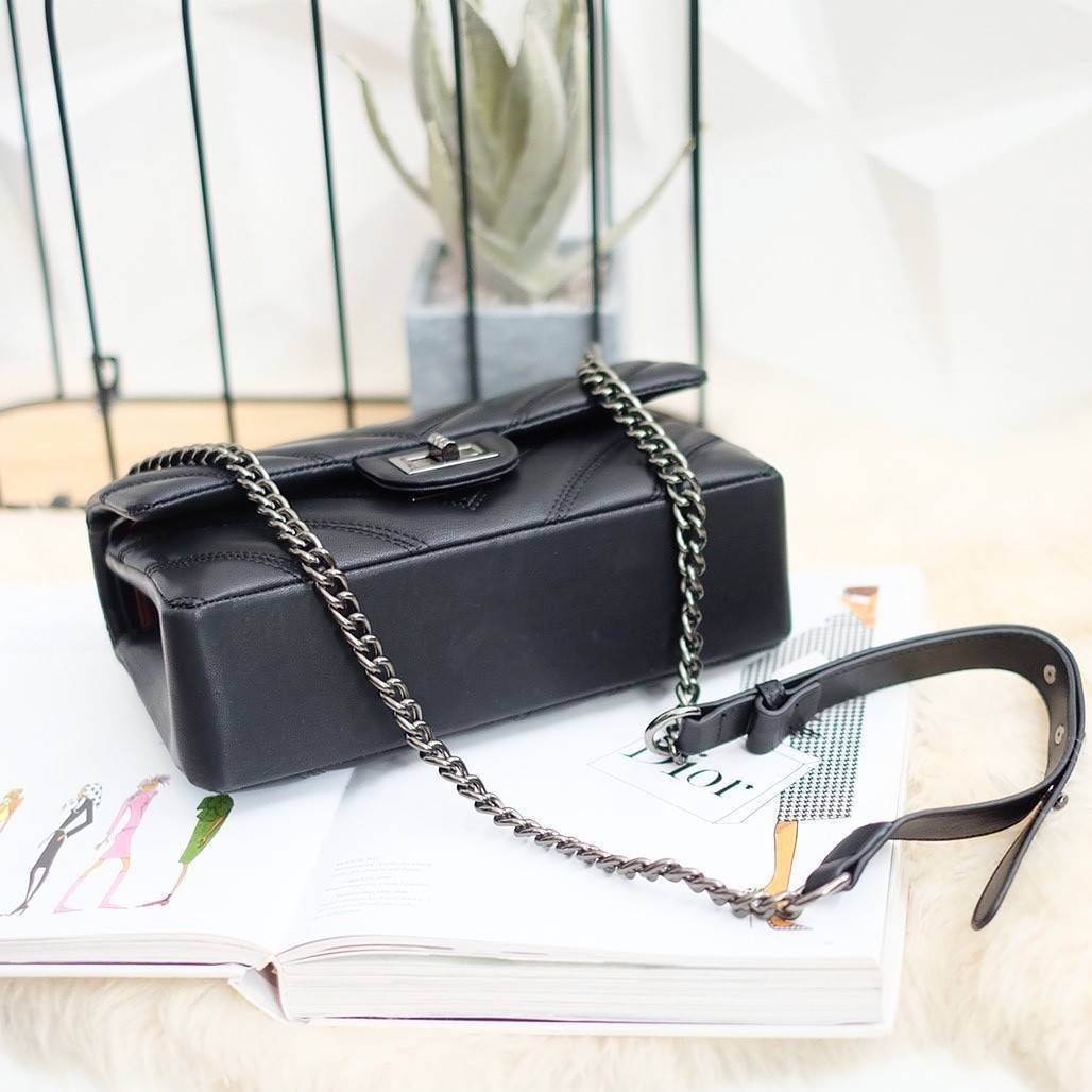 รุ่นขายดีเข้าเพิ่มค่า KEEP รุ่น coco chain handbag กระเป๋าทรงหรู รอบใหม่ ใช้หนัง Microfiber นิ่ม ฟู ตึงสวย ทนกว่าเดิมอยู่ทรง ใครชอบสไตล์นี้ห้ามพลาดนะคะ ใบนี้มีหูถือได้ ด้านในสีแดงสวย มีช่องแบ่งเก็บของหลายช่อง ด้านหลังมีช่องพิเศษสามารถใส่มือถือได้ค่ะ สายปร