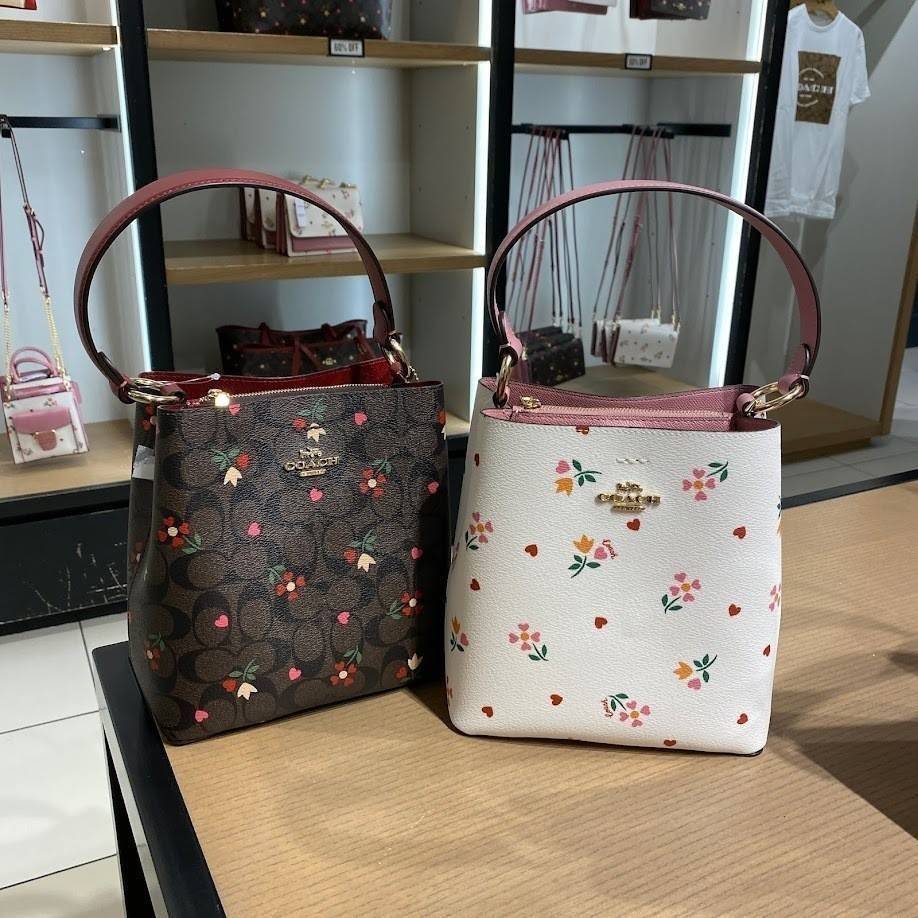 COACH SMALL TOWN BUCKET BAG WITH HEART PETAL PRINT(C7975//C7976)🌺💞กระเป๋าถือ กระเป๋าสะพาย ทรงฮิตยอดนิยมตลอดกาล>>ปริ้นลายดอกไม้รูปหัวใจมินิ น่ารักเกินเบอร์มาก🥰 ไม่ว่าจะออกมาคอลเลคชั่นไหนๆ ก็ครองใจสาวๆไปได้ทุกรุ่น/ วัสดุหนังแคน