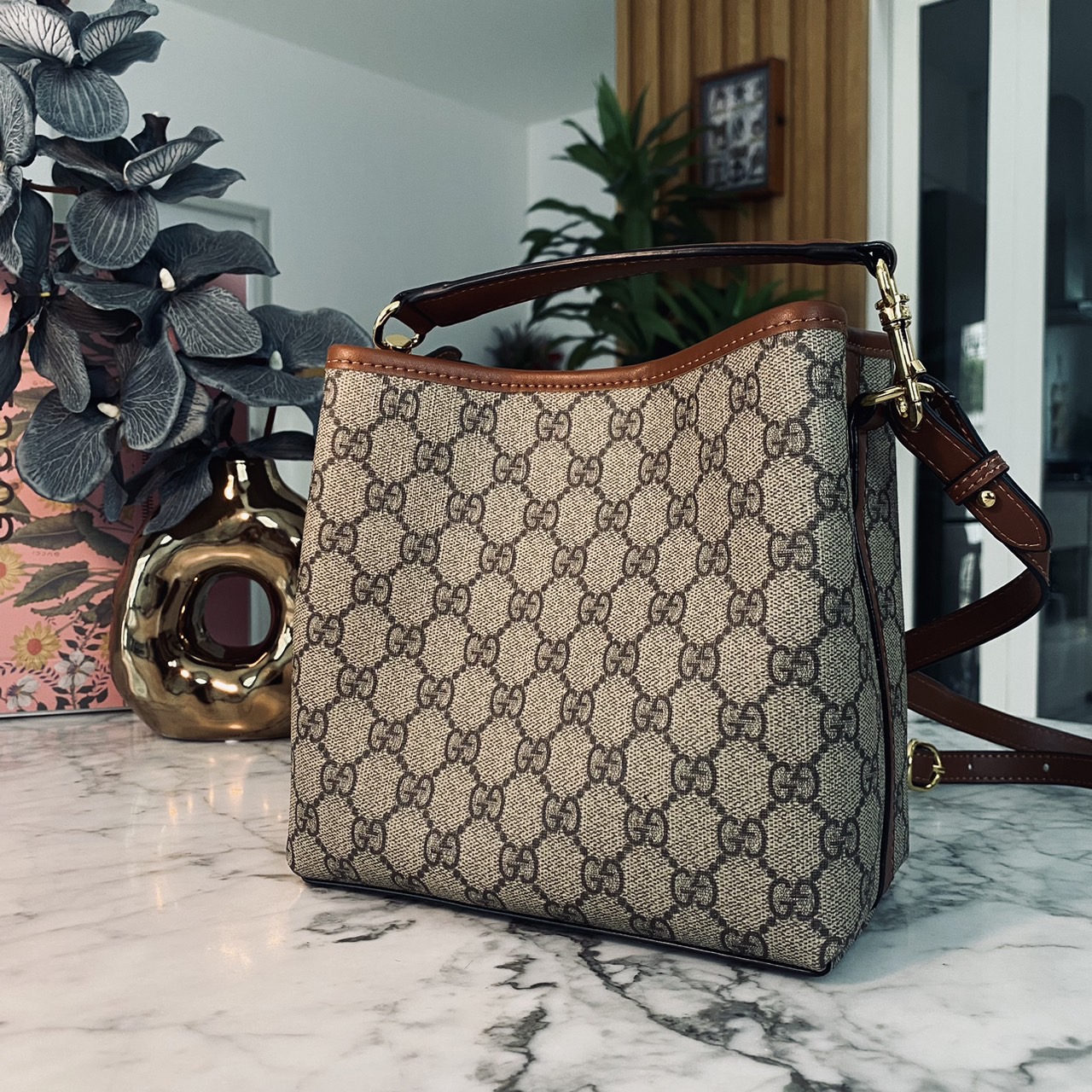 GUCCI GG Emblem mini bucket bag กระเป๋าทรงบัคเก็ตวินเทจรูปทรงใหม่ งานแบรนด์หรู รุ่นนี้ทำออกมาตอบโจทย์ความฮิตมีห่วงอยู่ด้านหน้า สำหรับห้อยตุ๊กตา พวงกุญแจ หรือจะผูกโบว์สวยๆก็เลิศ ดีไซส์สวยใช้งานง่าย ภายในโล่งกว้าง จุของได้เยอะ ถือหรือสะพายก็สวย Must Have!! 