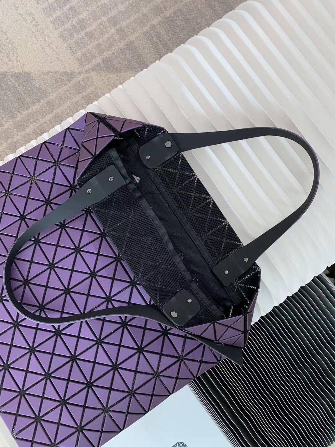 BAOBAO ISSEY MIYAKE 10x10 BLOCK TOTE BAG 39cm กระเป๋าถือทรง shopping โท้ทใบใหญ่ลายตาราง เกรดออริจินอล ภาพสินค้าถ่ายจากงานขายจริง ใช้งานต่างประเทศได้