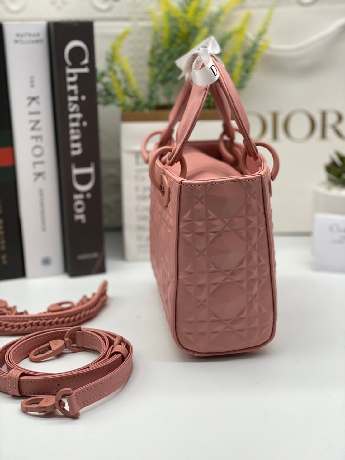 หนังแท้ DIOR LADY BAG 17cm ไซส์เล็กขนาดกำลังน่ารักเลยค่ะ งานออริหนังแท้ทั้งใบปั้มลายรุ่นใหม่ล่าสุด ความสง่างามอีกหนึ่งรุ่นของ Dior รูปทรงสีเหลียม ขนาดกระทัดรัด ตั้งอยู่ทรง ฐานกระเป๋าแข็งแรง มีหมุดรองฐาน ดีไซน์ที่มีเอกลักษณ์เฉพาะตัว ด้านหน้าตกแต่งด้วยตัวอั