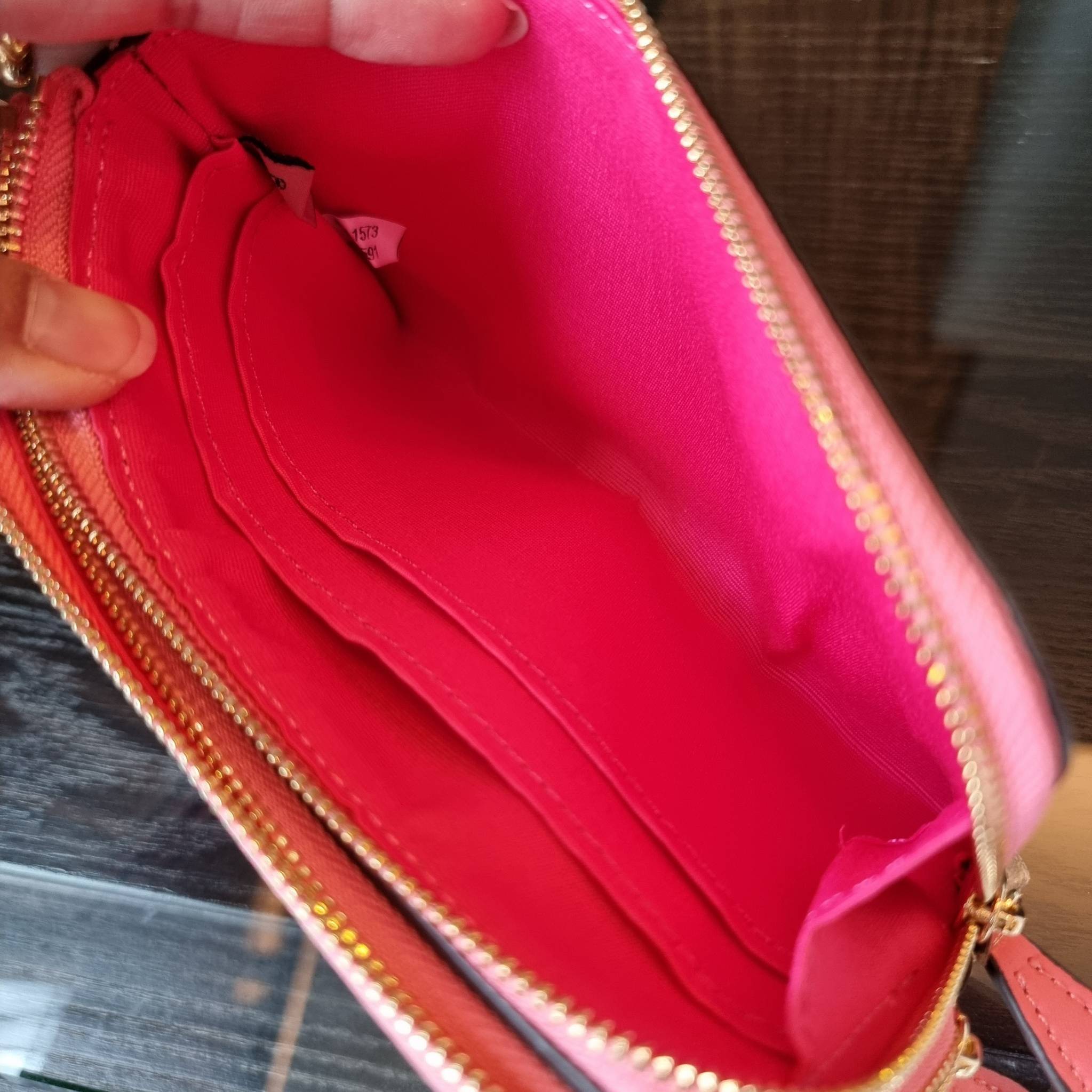 COACH F87591 DOUBLE CORNER ZIP WALLET IN SIGNATURE COATED CANVAS คล้องมือรุ่น 2 ซิป!! มาแล้วจ้า 🌟🤗 ไซส์นี้คือเหมาะมือจริงๆ พกง่ายเช่นเคย ไม่ต้องกังวลว่าจะเกะกะหรือกินพื้นที่กระเป๋าหลัก วัสดุหนังแคนวาสเคลือบลาย มีช่องหลักแยก 2 ช่อง ภายในบุผ