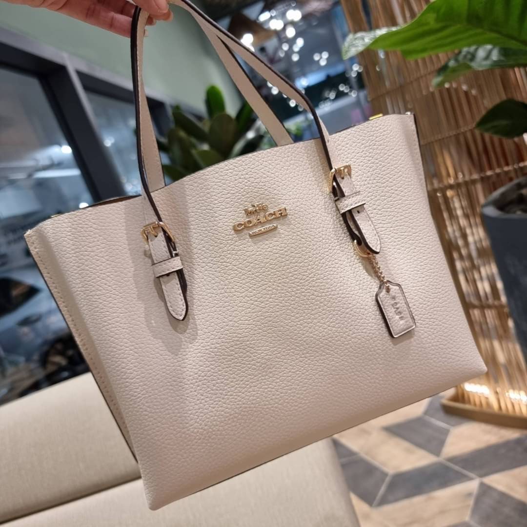 OUTTLET 】COACH MOLLIE TOTE 25 (C4250 C4084) น้องคนสวยอีกหนึ่ง!! กระเป๋าโท้ทไซส์เล็กที่สาวๆหลงรัก ดีไซน์คลาสสิคเหมือนเดิม เพิ่มเติมคือสะดวกขึ้นเยอะ!! ย่อส่วนมาจากใบใหญ่เป๊ะๆ น่ารักน่าใช้มากๆ วัสดุหนัง crossgrain ทนทาน ใช้งานง่าย เรียบหรูดูดีม้าก!! ภายในโล่