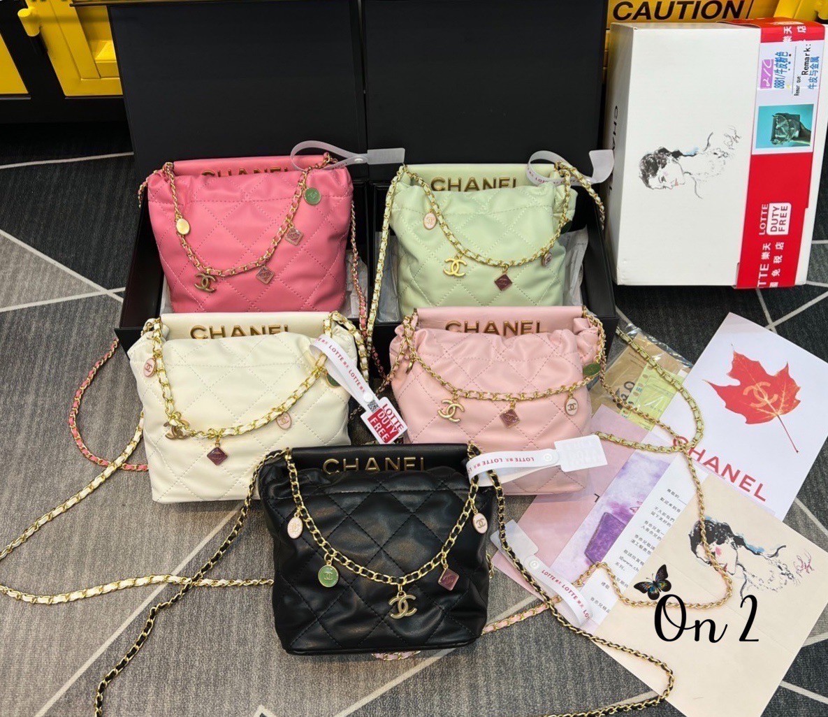 Chanel ss22 shopping tote / Chanel 23P mini bucket bag น่ารักมากๆ กับกระเป๋าสะพายไซส์มินิ ที่ปล่อยผ่านไม่ได้จริง ดีไซน์สายโซ่คล้องแขนตกแต่งอะไหล่ห้อยเพิ่มมูลค่า