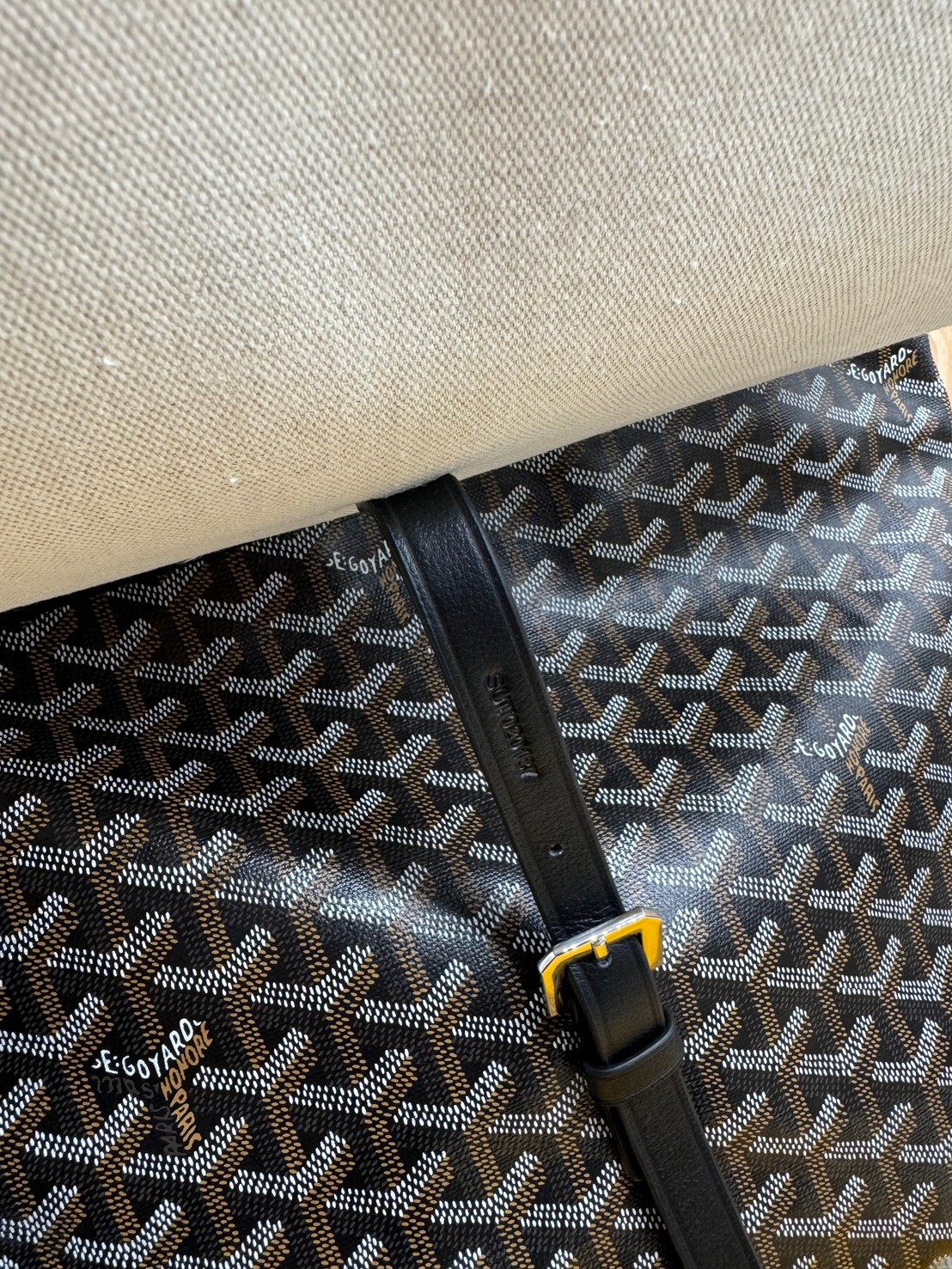 GOYARD Capetien MM Messenger Bag กระเป๋าแมสเซ็นเจอร์ใบใหญ่ ที่สุดของความหรู ตอบโจทย์การใช้งานจุของได้เยอะ เอกสาร แทปเล็ต พร้อมสายสะพาย ใช้งานง่าย ใบจริงสวยงามตามรูปค่ะ