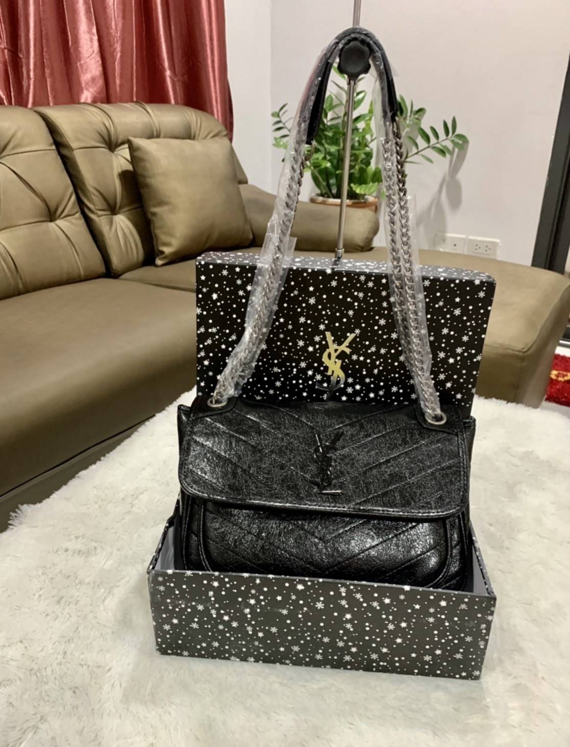 VIP 】Saint Laurent Niki shoulder bag VIP GIFT WITH PURCHASE (GWP) พรีเมี่ยมกิ้ฟ Limited Edition จาก YSL DUTY FREE COUNTER กระเป๋าสะพายรุ่น Niki จาก Saint Laurent โดดเด่นด้วยโครงสร้างทำจากหนังวัว หนังมันเงา นิ่ม งานสวยมากๆ ค่ะ อะไหล่สีดำ ด้านหน้าประดับโลโก