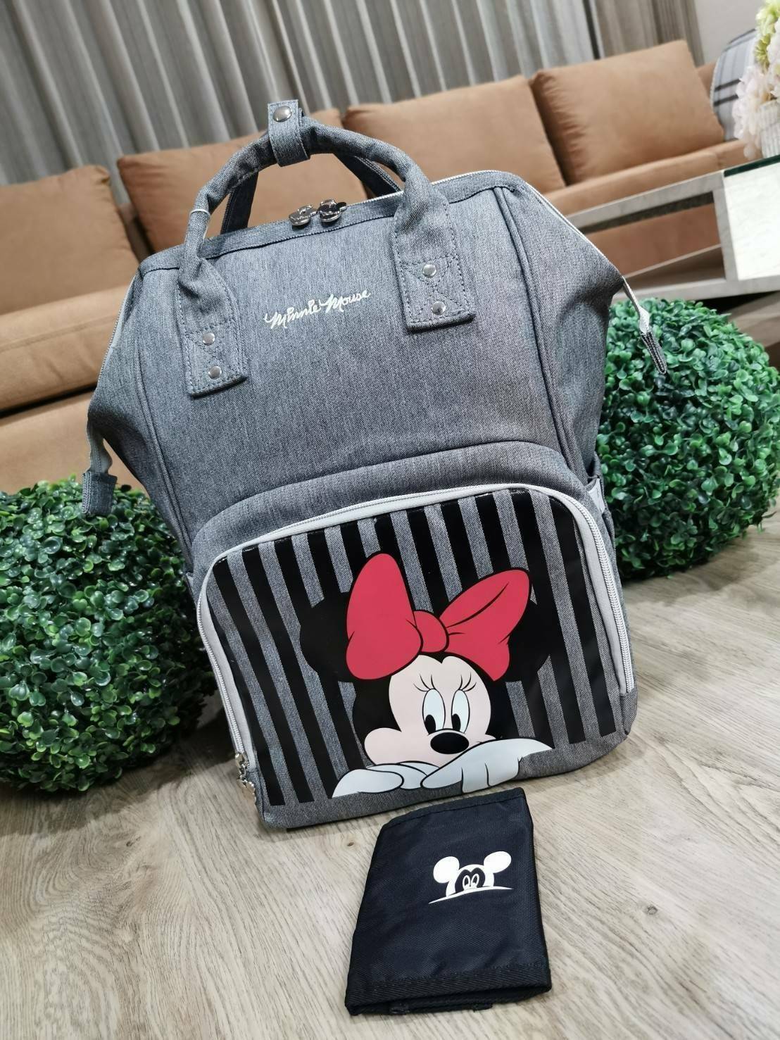 Disney Collection Rucksack (L) กระเป๋าสะพายเป้คอลเลคชั่นดิสนีย์ใบใหญ่กำลังดีน้ำหนักเบาวัสดุ Nylon & Polyester 100% ทำความสะอาดง่าย ด้านหน้ามีโลโก้และช่องซิป พิมพ์ลายมิกกี้/มินนี่โดดเด่น มี Pocket ใส่ขวดน้ำซ้ายขวา ด้านหลังมีช่องซิปสะดวกใช้หัวซิปแบรนด์ ภายใ