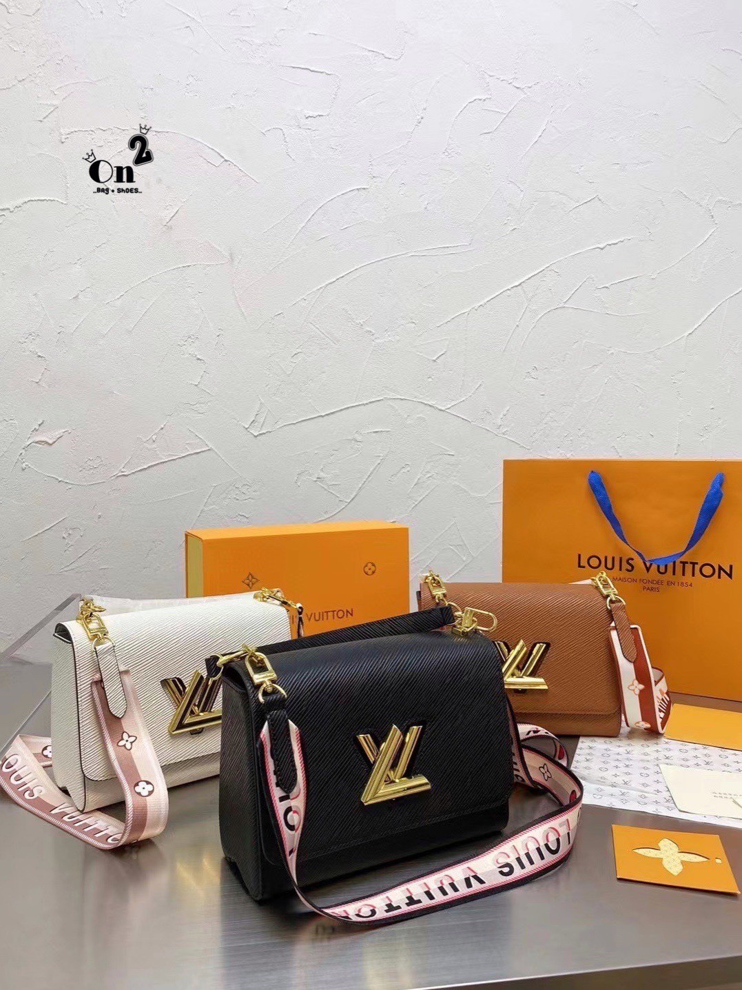 LOUIS VUITTON Twist Shoulder Bag MM / LV Twist MM ที่สุดของความสวยคลาสสิคย้อนยุค กระเป๋าสะพายที่มีลูกเล่น เพิ่มดีเทลให้น่าใช้งาน ด้วยสายสะพายแบบสปอร์ต ที่ปรับเปลี่ยนใช้ได้หลากหลาย วัสดุหนัง epi สวยคม ทนทาน ลวดลายเส้นไม้ แบบไม่มีใครซ้ำ เลิศๆไปอีกกับโลโก้สี