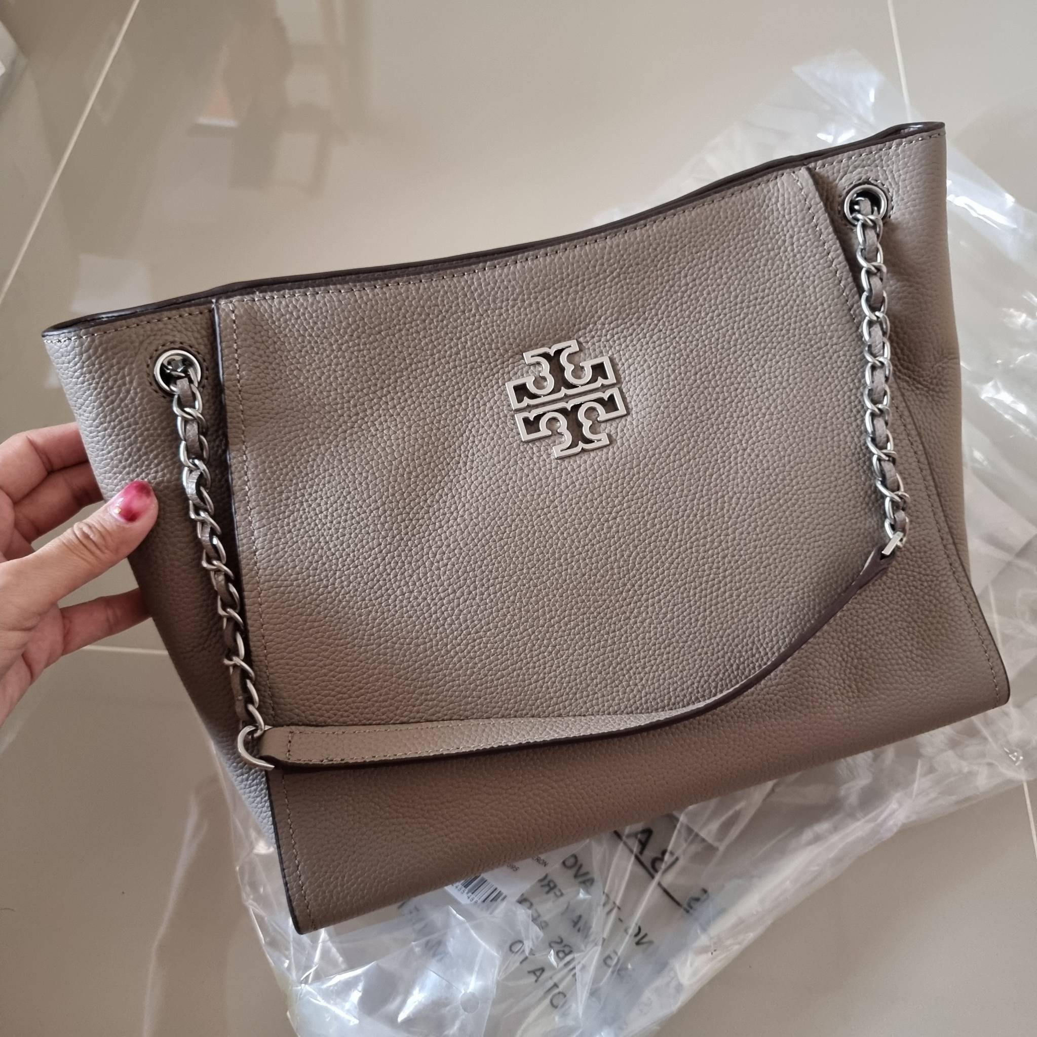 TORY BURCH BRITTEN SMALL SLOUCHY TOTE / TORY TOTE BAG / TORY BAG พร้อมส่ง กระเป๋าสะพายตัวแม่ รุ่น top ที่สวยดูแพง ใช้งานสะดวกมาก ดีไซน์ออกมาได้เรียบหรู ผู้ดี