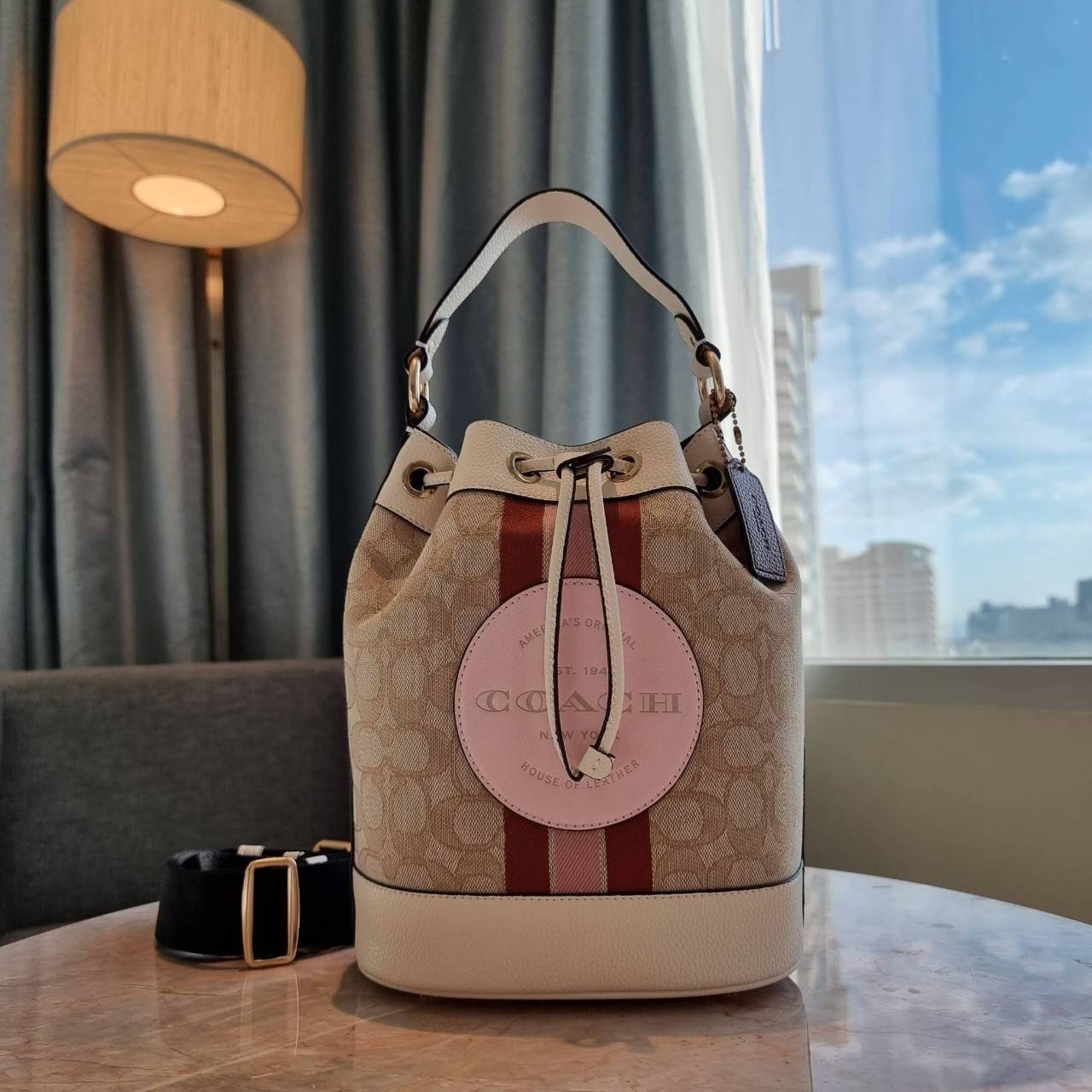 OUTLET 】COACH DEMPSEY DRAWSTRING BUCKET BAG IN SIGNATURE JACQUARD WITH STRIPE AND COACH PATCH C4101 C4102 พี่สาวใบใหญ่สุดสวยมาแล้วจ้า!! กระเป๋าทรงถังไซส์ใหญ่ ที่สาวๆรอคอย ใช้งานง่ายด้วยการรูดหนังปิดรอบปากกระเป๋า ทุกอย่างลงตัวที่สุด!! โดดเด่นด้วยลวดลายสีสั