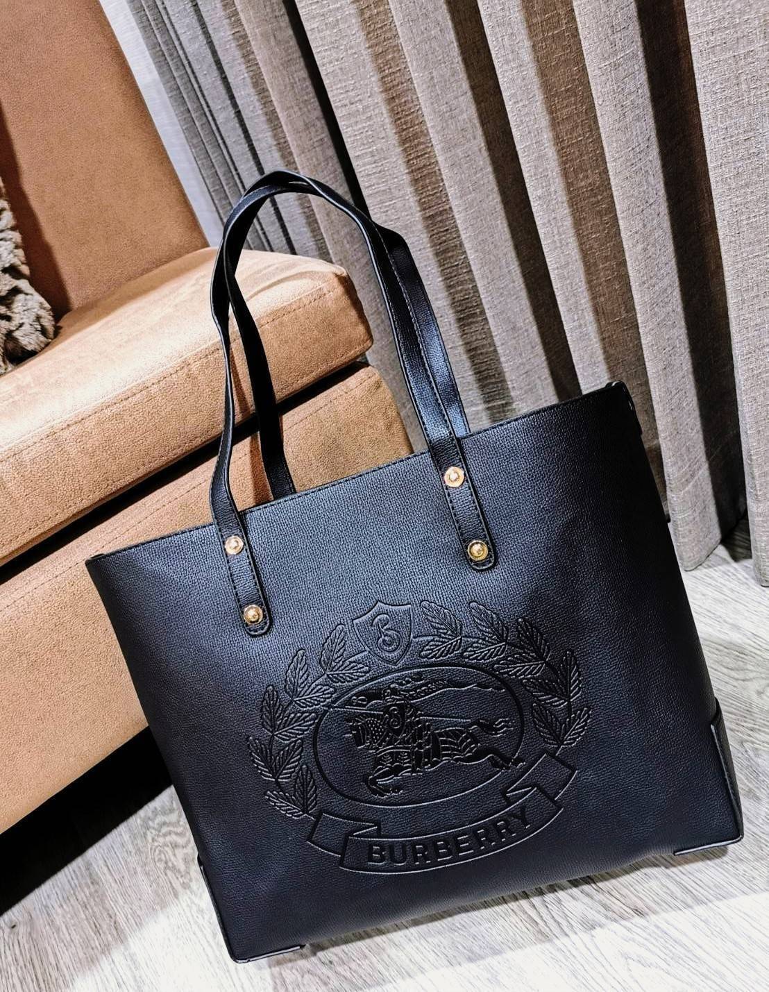 VIP 】BURBERRY FRAGRANCES TOTE BAG VIP GIFT WITH PURCHASE (GWP) พรีเมี่ยมกิ๊ฟ Limited Edition จาก BURBERRY PERFUME รุ่นแนะนำ ดีไซน์สวยโดดเด่นหนังสีดำขึ้นเทคเจอร์ด้านหน้ามีโลโล้แบรนด์ ภายในลายวินเทจสุดคลาสสิค โล่งกว้างมีช่องซิปเล็กและโลโก้ด้านใน สามารถใส่เอ