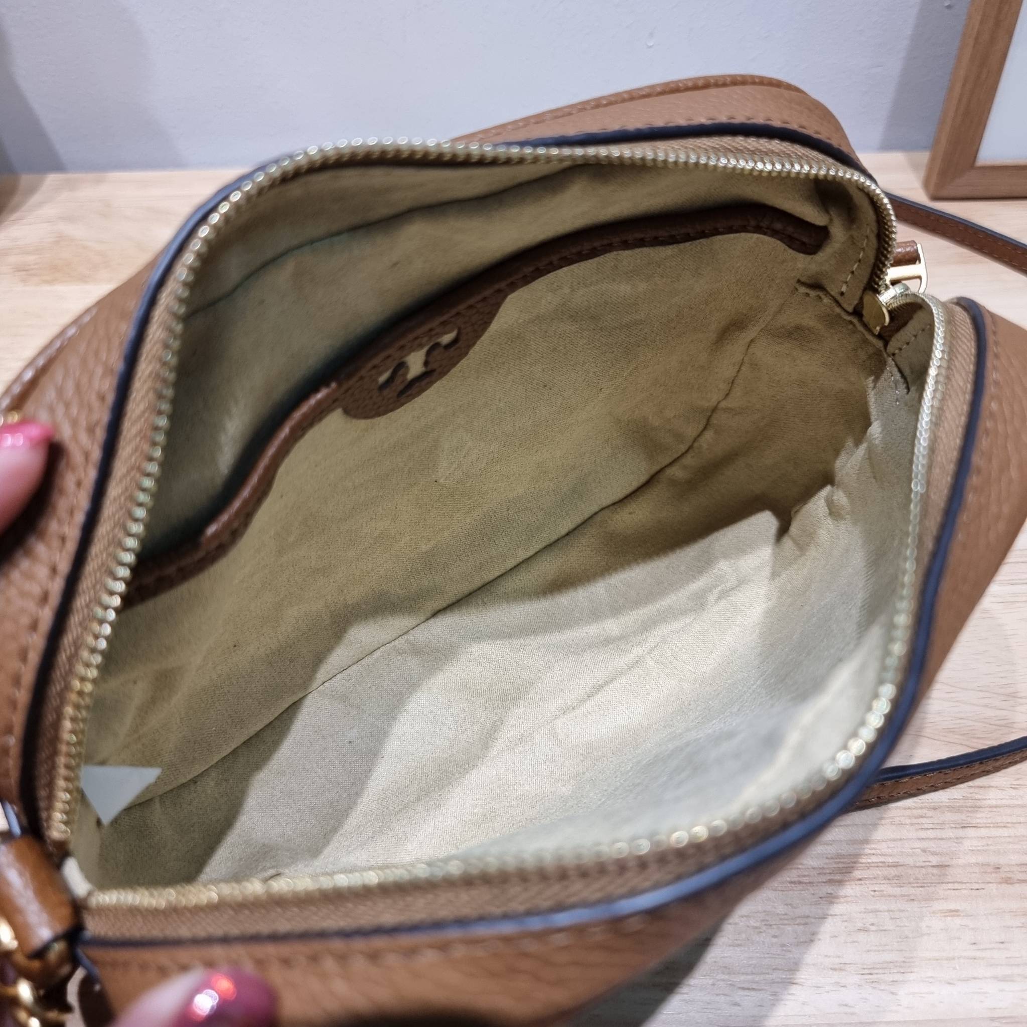 TORY BURCH MCGRAW CAMERA BAG ใหม่จากคอลเลคชั่นสุดคลาสสิค กับกระเป๋าสะพายข้าง ทรงกล่องไซส์กะทัดรัด น้ำหนักเบา ใช้งานง่ายด้วยซิปรูดเปิดปิด แมทช์ได้กับทุกสไตล์การแต่งตัว