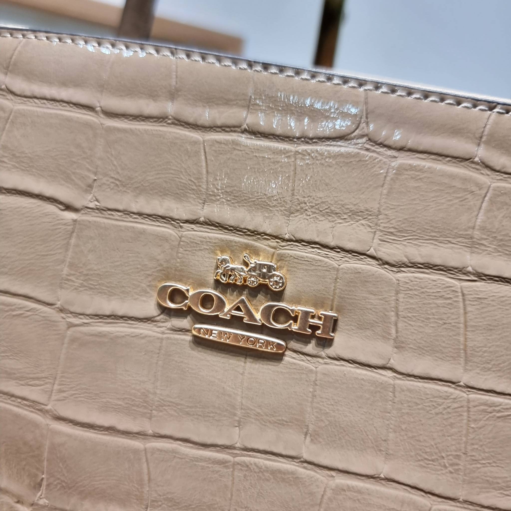 COACH NINA CARRYALL CL654 / COACH Nina Tote Bag พร้อมส่ง 2 สี กระเป๋าโท้ทสะพายไหล่ ใบใหญ่ คอลเลคชั่นใหม่ ตอบโจทย์คนที่ชอบใส่ของเยอะๆได้อย่างดี ดีไซน์รูปทรงคลาสสิค เรียบหรู