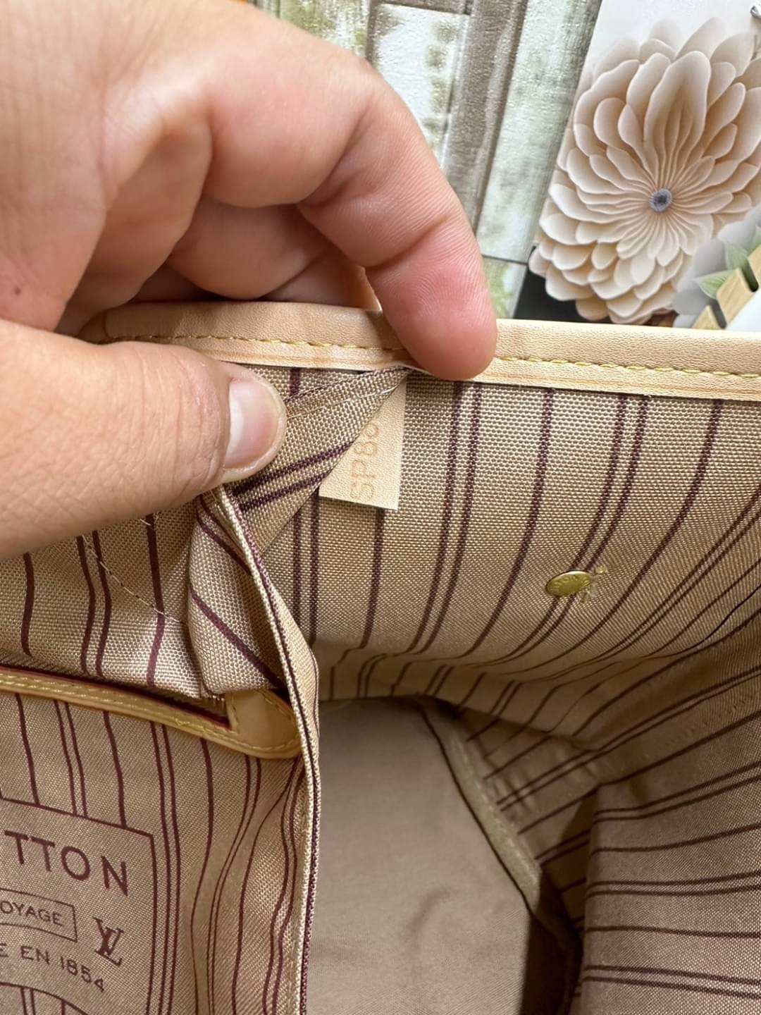 LV Neverfull MM Tote Monogram Canvas With Cat / Puppies กระเป๋าทรงโท้ท รุ่นลิมิเต็ด พิมพ์ลายน้องหมา น้องแมว ลวดลายท่องเที่ยว ลายสีสัน เป็นการรังสรรค์สุดท้าทายครั้งใหม่ของกระเป๋ารุ่นไอคอนิกจากหลุยส์ ผสานความหลากหลายในการใช้งานยุคใหม่กับพลังสีสันอันสดใสได้อ