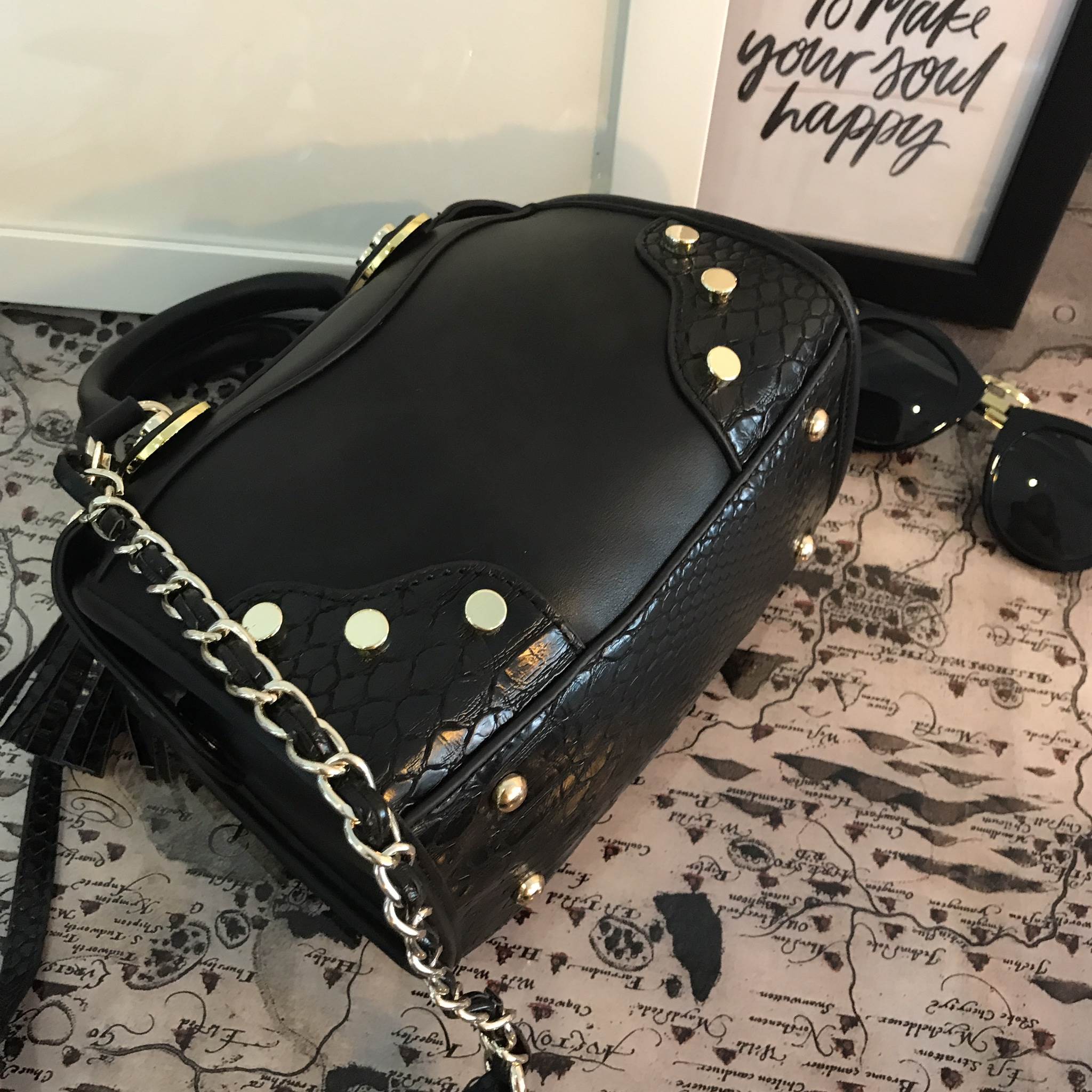 รุ่นใหม่ล่าสุด จากแบรนด์ KEEP ขนาด มินิ หนังสีดำ ตัดขอบลายงูสวยเกร๋ มากคะ ขนาดตอบทุกโจทย์การใช้งาน อะไหล่ทองตัดสีกระเป๋าทำให้ดูหรูขึ้น ตัวกระเป๋าขนาดกำลังดี จุของคุ้ม น้ำหนักเบา ดูแลรักษา มัน พร้อมสายสะพายยาว ภายในมีช่องซิป และช่องใส่ของจุกจิก 2 ด้าน เลยค