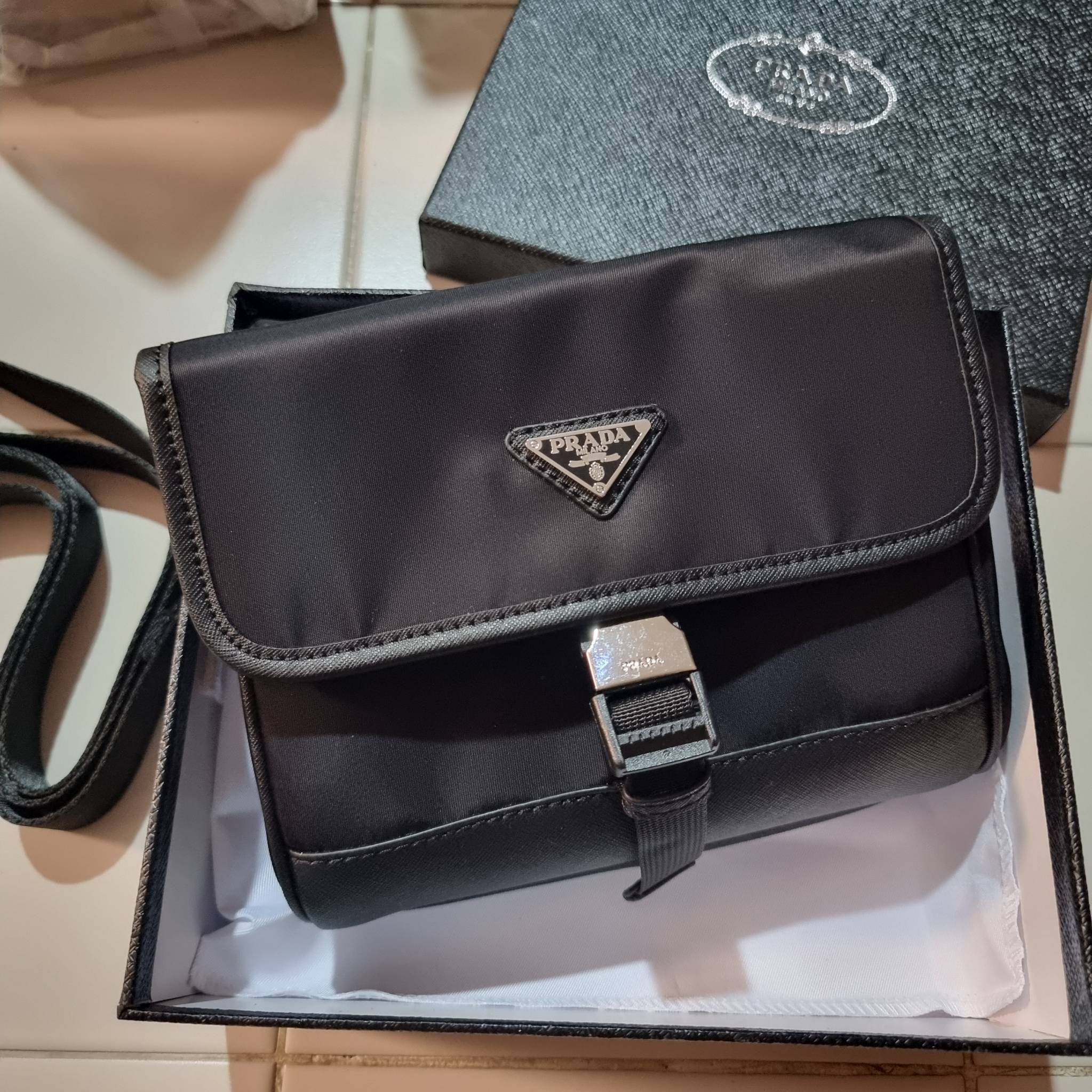 PRADA RE-NYLON AND SAFFIANO LEATHER SMARTPHONE CASE / PRADA Messenger Bag กระเป๋าสะพายสปอร์ต ดีไซน์หรู เรียบง่าย ดูแพง น้ำหนักเบา สายสะพายถอดออกได้
