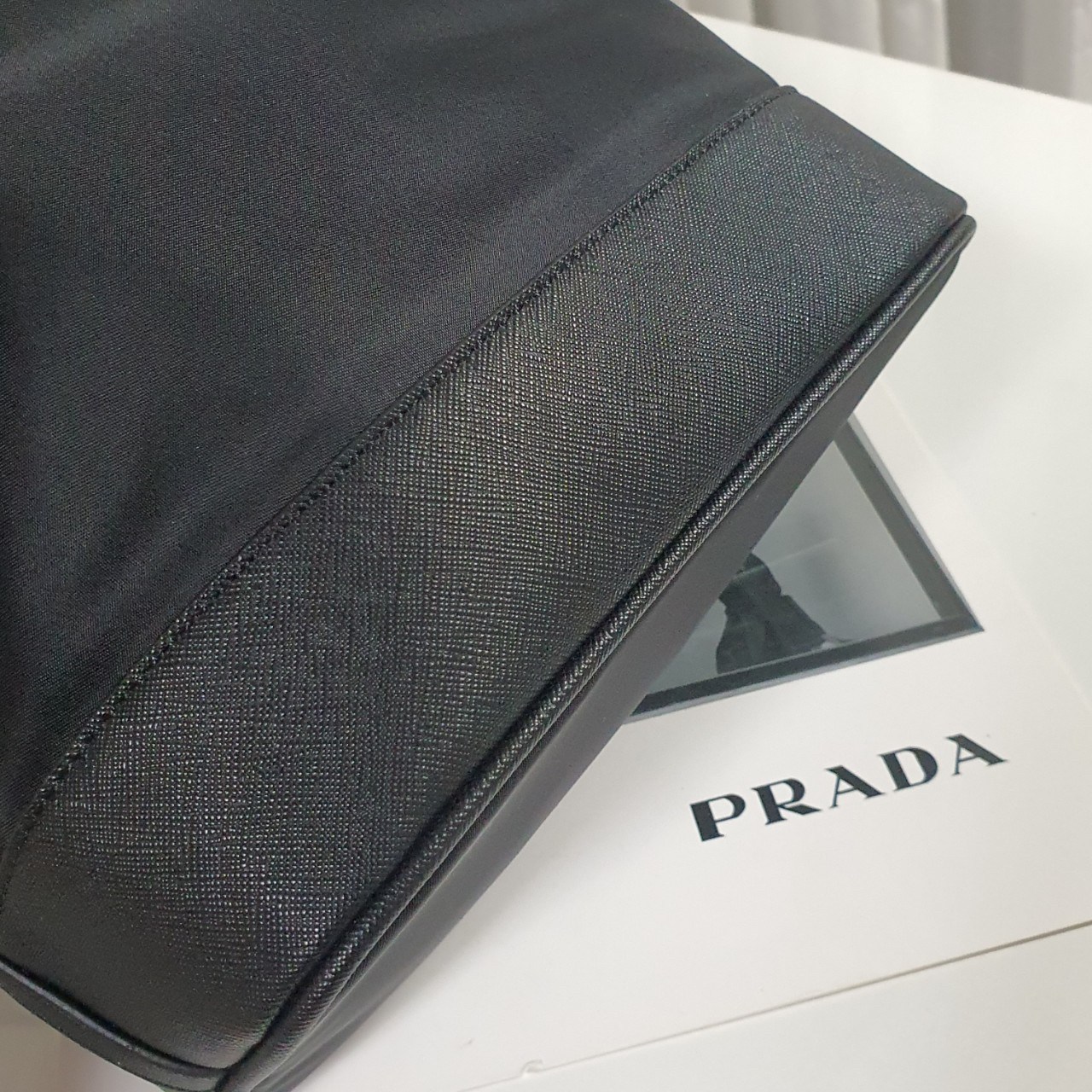 สินค้าใหม่!! NEW ARRIVIAL **ทรงขนมจีบไซส์ใหญ่ 🐰 งานพรีเมี่ยมกิ้ฟ จากเคาเตอร์ต่างประเทศ จากแบรนด์ PRADA วัสดุ NYLON สลับหนัง SAFFIANO ดีไซน์สวยหรูมากค่า เนื้อหนาซับในอย่างดี อะไหล่เงินทั้งใบ จุดเด่นคือ กระเป๋าสามารถ จุของได้เยอะมาก ด้านในมีช่องใส่ข