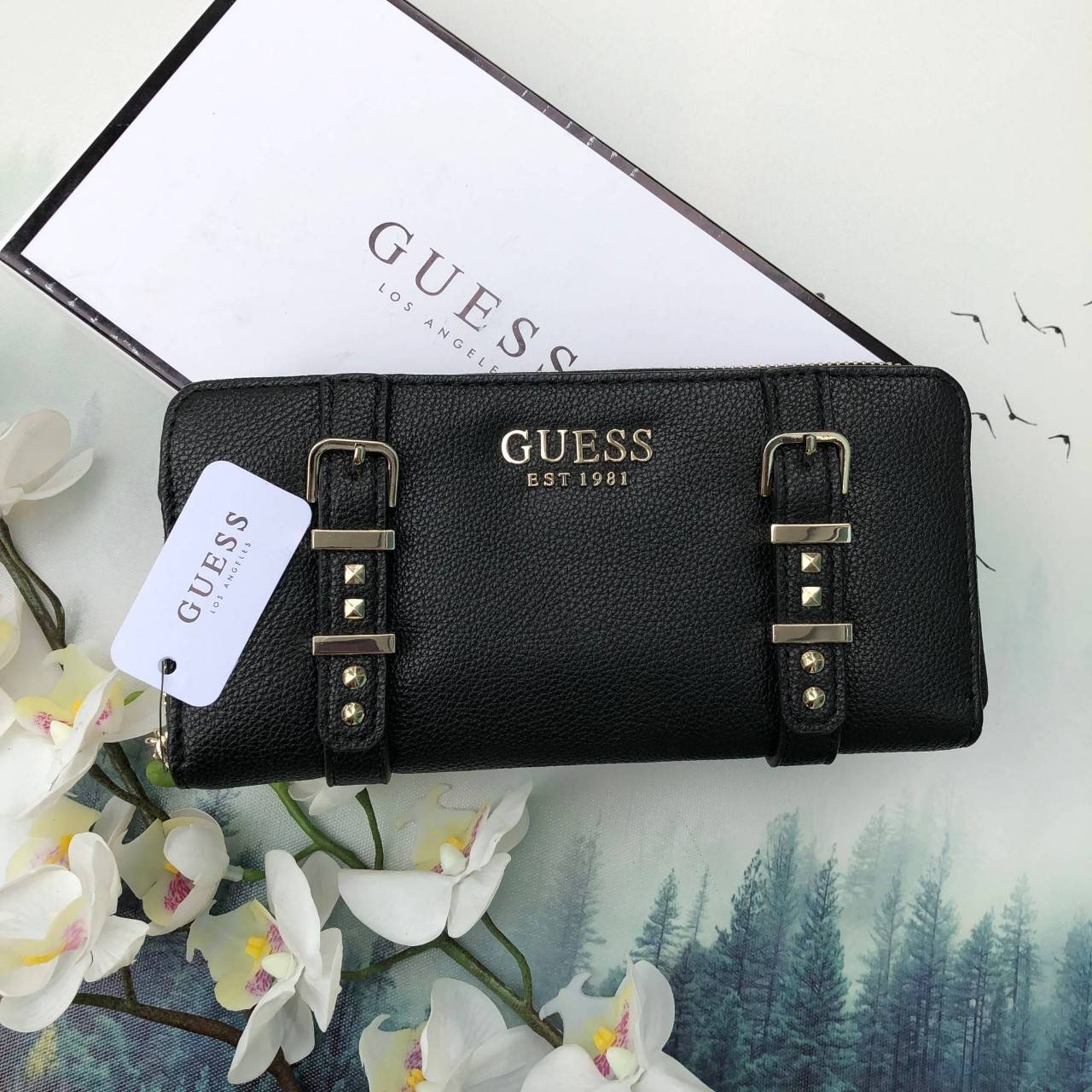 Guess long wallet กระเป๋าสตางค์ใบยาวซิปรอบ วัสดุ pu. เนื้อนุ่ม ภายในมีช่องใส่บัตร ธนบัตร และช่องซิปใส่เหรียญค่ะ