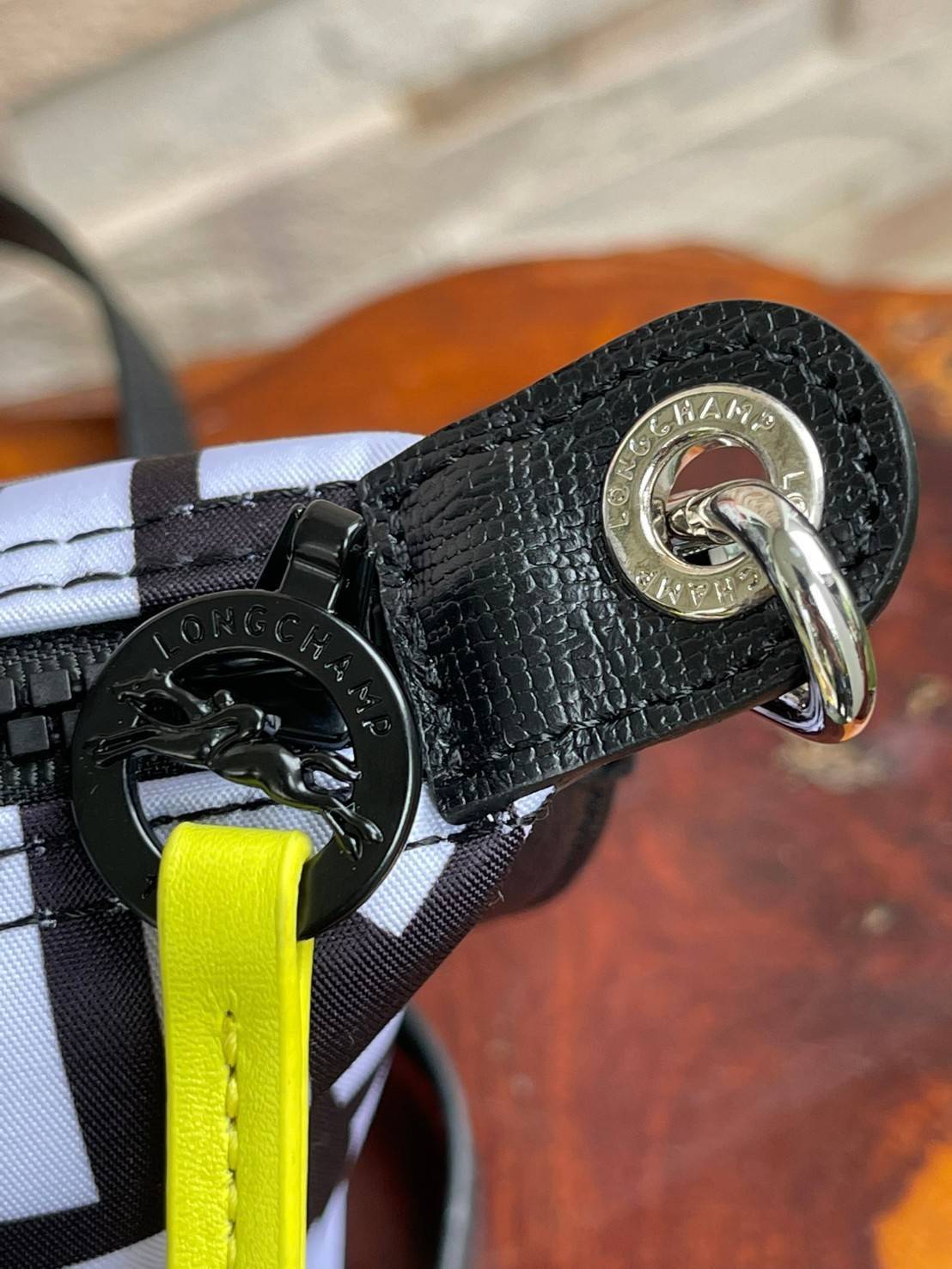 LONGCHAMP LE PLIAGE COLLECTION TOP HANDLE BAG XS พบกับคอลเลคชั่นใหม่ล่าสุด มีดีไซน์ที่เรียบหรูและคลาสสิก แฝงด้วยลูกเล่นแบบเฟมินีน แถมยังมีน้ำหนักเบาอย่างไม่น่าเชื่อ มาพร้อมกับหูจับกระเป๋าคู่และฝาปิดแบบกระดุม กระเป๋าถือใบนี้สามารถใช้ถือแบบทั่วไป มีสายสะพาย