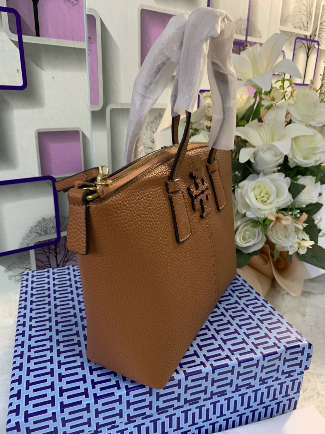 Tory Burch McGraw Mini Top Zip Satchel กระเป๋าสะพายทรงสวย ขนาดกำลังดี หูจับถนัดมือ วัสดุหนังแกะสังเคราะห์หนังสวยเงาขึ้นรูป ประดับโลโก้แบรนด์ด้วยหนังที่ด้านหน้า จะสะพายข้างหรือcrossbody ได้หมด แมทกับชุดได้ง่าย น้ำหนักเบาค่ะ มาพร้อมสายสะพายยาวปรับระดับได้ ถ