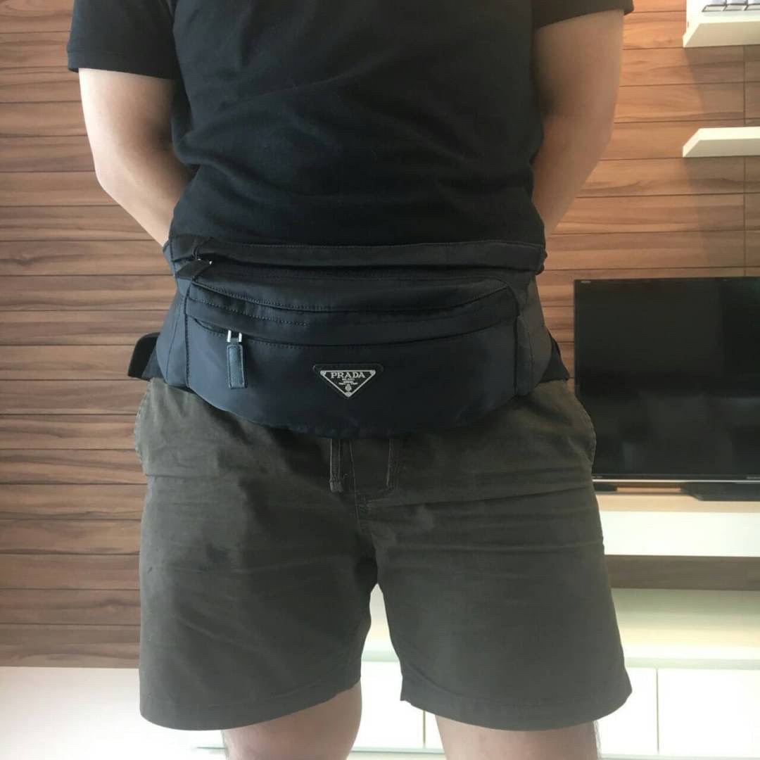 พรีเมี่ยมกิ๊ฟแท้ 100% Must Have Now !! อีกหนึ่งรุ่น Prada เหมาะกับท่านชาย เป็นอย่างยิ่ง กับกระเป๋าคาดอก / คาดเอว ทรงสวย