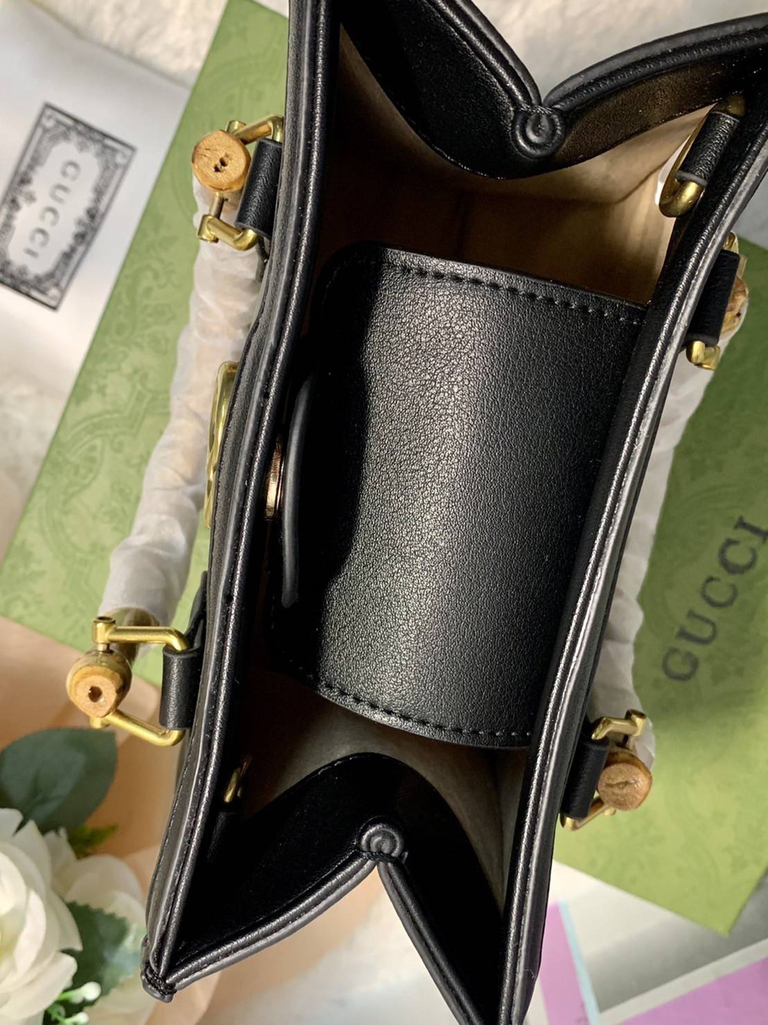 กระเป๋า GUCCI สไตล์งานหูไม้ไผ่ Size mimi รุ่น Gucci Diana Bag กระเป๋าสุดคลาสสิกดีไซน์มาใหม่พร้อมเข็ดขัดหนังสีสะท้อนแสงประดับตรงหูกระเป๋า กระเป๋าทรง tote วัสดุหนังแท้ (calfskin) อะไหล่ทอง ขนาดกำลังดี งานสวยตั้งอยู่ทรง มีสายสะพายยาว 1เส้น สามารถปรับระดับได้