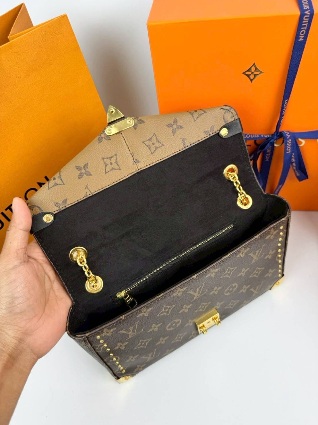 ORI หนังแท้ | LV Trunkie bag กระเป๋าสะพายรุ่นใหม่ ดีไซน์ร่วมสมัยโดดเด่นด้วยมุมโลหะ เฉลิมฉลองเอกลักษณ์ที่สืบทอดมาอย่างยาวนาน ผสานฟังก์ชันการใช้งานเข้ากับความหรูหรา