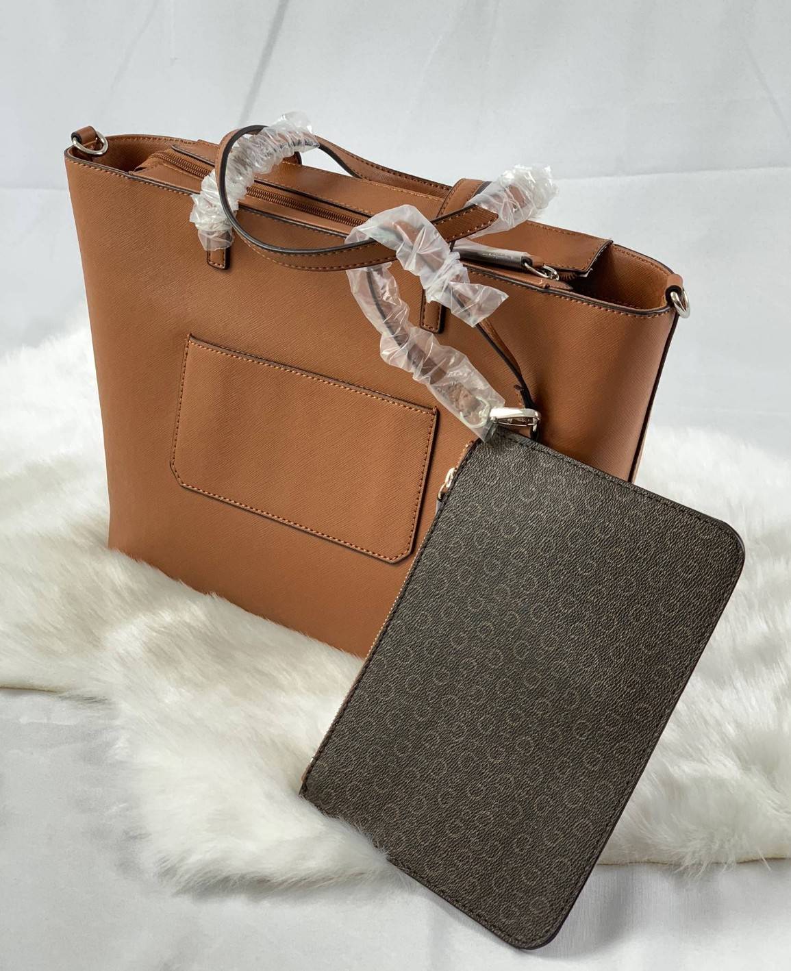 GUESS CASON BAG พร้อมส่งกระเป๋าถือ/สะพายข้าง วัสดุหนังลาย saffiano น้ำหนักเบา ด้านหน้าปั้มโลโก้แบรนด์ เปิดปิดกระเป๋าแบบซิปใช้งานสะดวก ภายในโล่ง กว้างทีเดียว สามารถใส่ A4 ได้ค่ะ มีช่องเล็กให้ใส่ของจุกจิก ผ้าซับด้าน ในลายแบรนด์สวยงาม ด้านหลังมีช่องเสียบบัตร