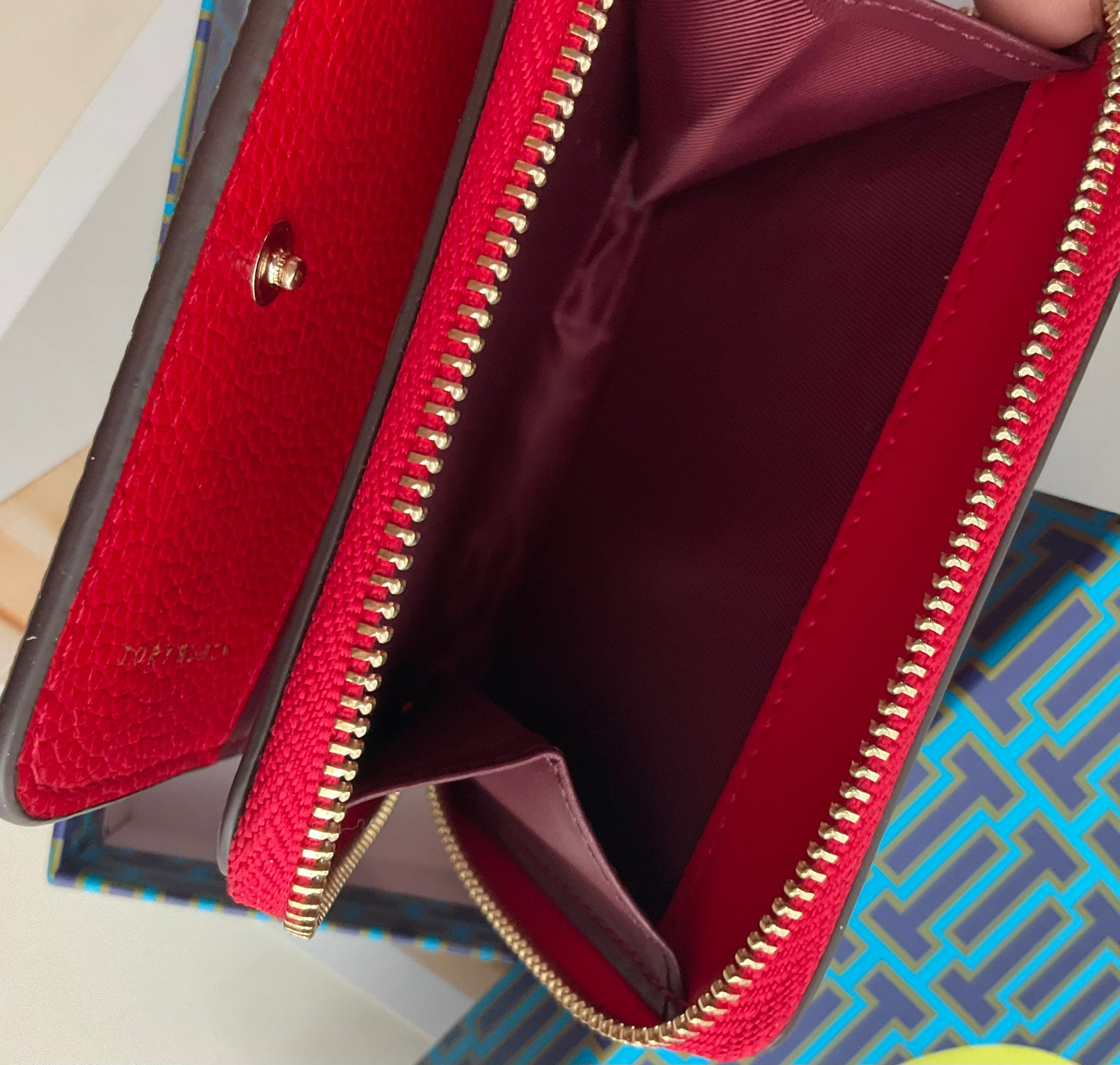 TORY BURCH LEATHER SMALL WALLET คอลเลคชั่นปีชวดจาก Tory มาในแบบกระเป๋าสตางค์ทรงสั้น เปิดใช้งาน2ด้าน มีทั้งด้านช่องซิปใส่เหรียญ และอีกด้านที่ใส่การ์ดได้มากถึง8ใบ มีช่องใส่ธนบัตร ภายในแต่งสี multi-color ดูมีสีสัน วัสดุ Simulation leather นิ่มสบายมือมีความเป