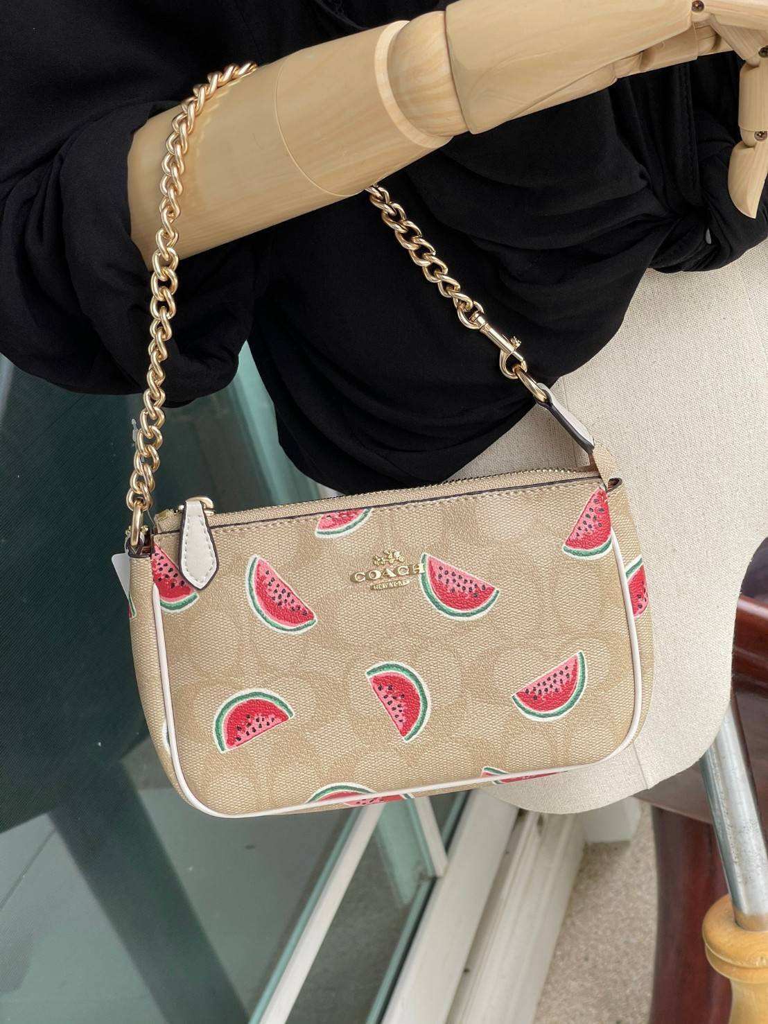 OUTLET 】Coach Signature Top Handle Coach Pouch with Strawberry, Watermelon, Ladybug พร้อมส่งที่ไทย เป็นอีกรุ่นหนึ่งที่ได้รับความนิยมในหมู่สาว ๆ ค่ะ นอกจากราคาจะไม่สูงแล้ว ยังมีรูปทรงที่น่าสนใจอีกด้วย กะทัดรัดแต่ใช้งานง่าย เหมาะกับทุกโอกาส สำหรับกระเป๋าคล้