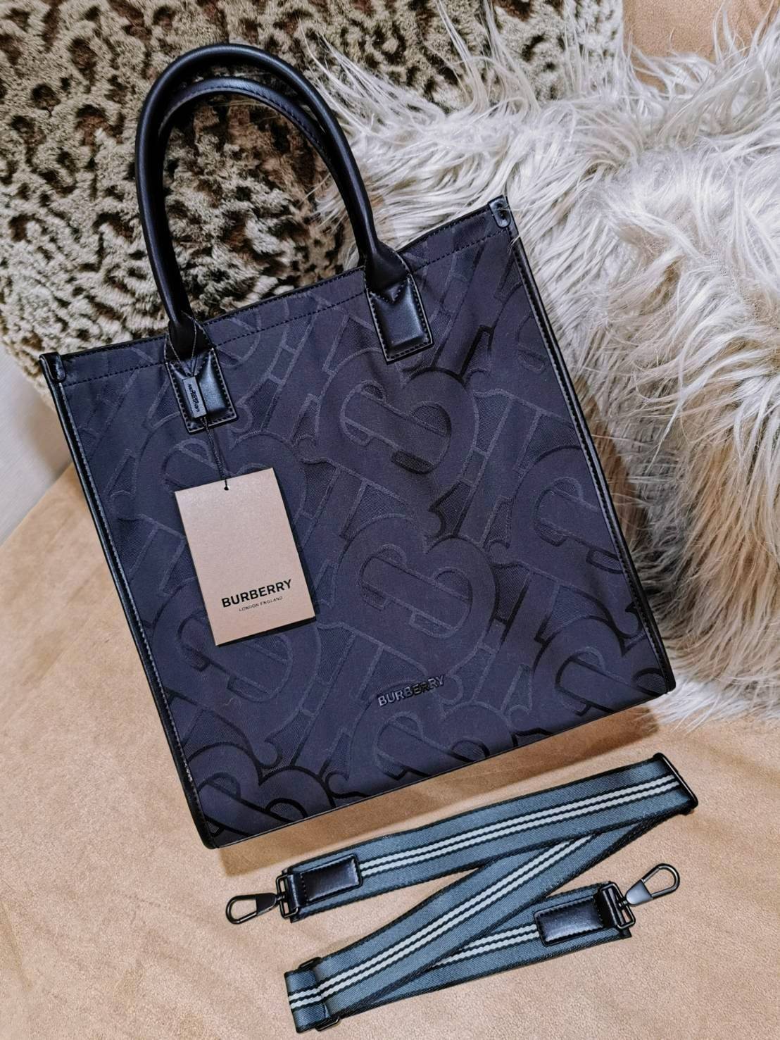 VIP 】ห้ามพลาด! พร้อมส่ง Rare Items! NEW ARRIVAL! BURBERRY FRAGRANCES MONOGRAM TOTE BAG VIP GIFT WITH PURCHASE (GWP) Limited Edition จาก BURBERRY PURFUME COUNTER วัสดุหนังแท้และ POLYAMIDE ขึ้นลาย TB Monogram ประดับโลโก้ด้านหน้า ใบใหญ่จุใจ ใส่หนังสือ เอกสาร