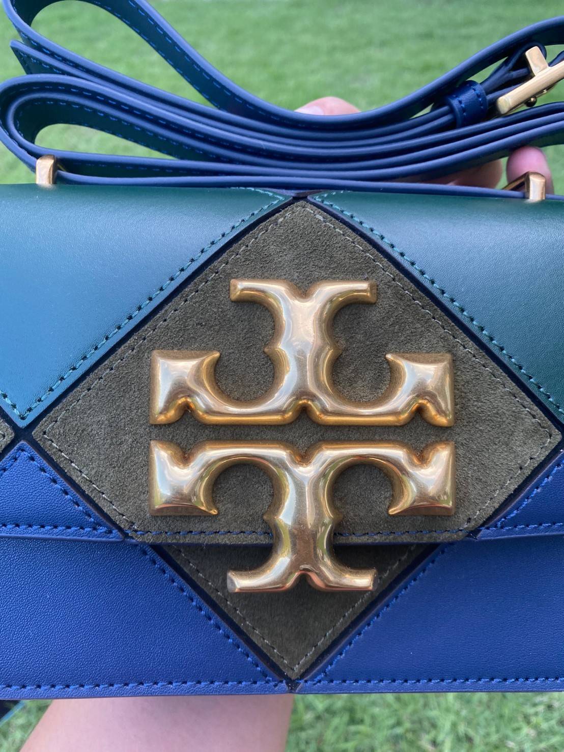 Tory Burch Eleanor Bag (รหัสรุ่น 84089) Collection ใหม่2021 ชนช็อป กระเป๋าสะพายcrossbody 💚สีเขียวเหนี่ยวทรัพย์วัสดุชั้นดี เปิดปิดด้วยแม่เหล็ก ภายในโล่งและมีช่องซิปด้านข้าง สายสะพายปรับระดัยสั้นยาวได้ตามใจชอบ รุ่นนี้สวยหรูไฮโซมาก ห้ามพลาดนะสาวๆ