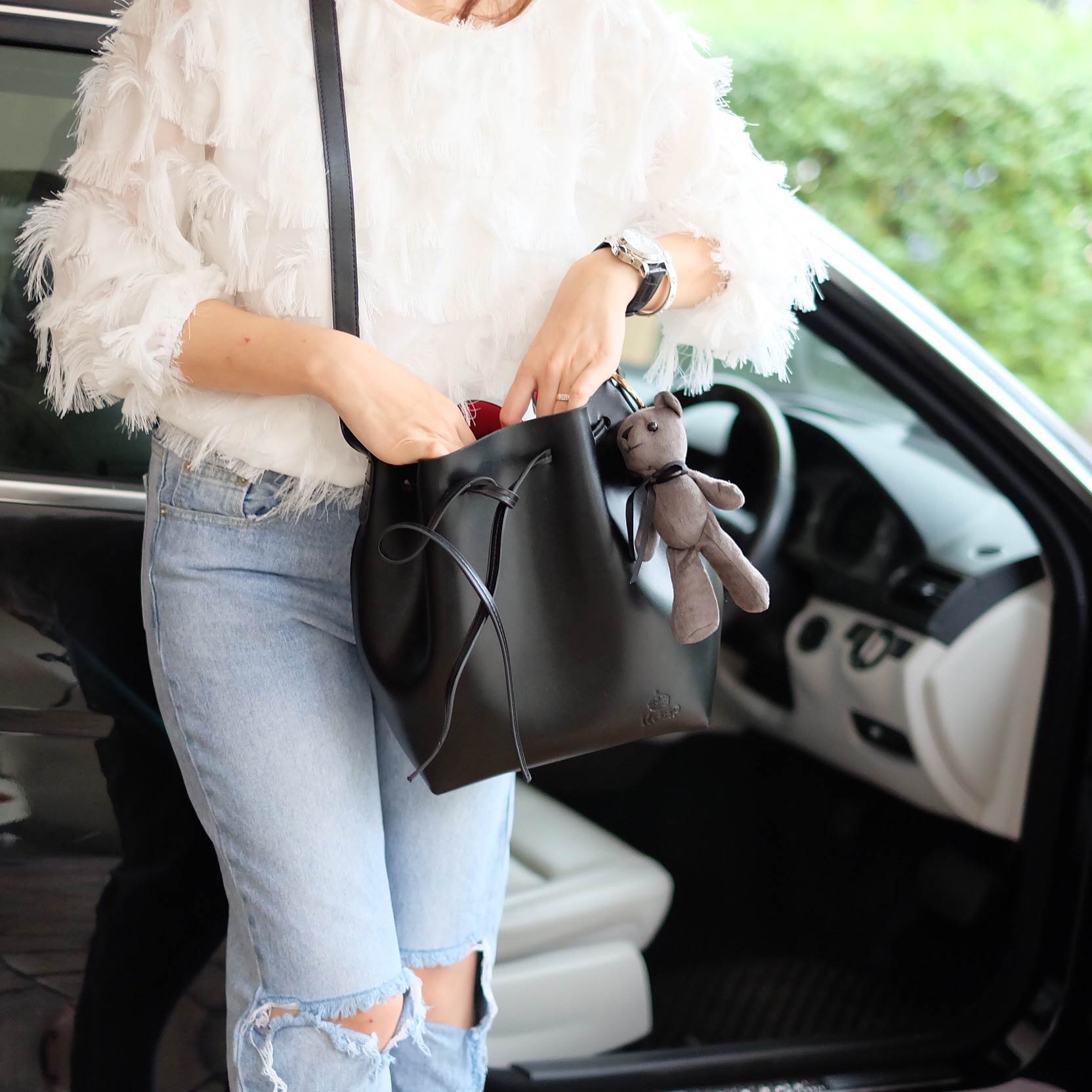 รุ่นใหม่ล่าสุด สวยมากๆค่า รุ่น New KEEP classy bucket bag with bear 🐻 key ทรงเก๋ สวย น่ารัก ขนาดตอบทุกโจทย์การใช้งาน เห็นแล้ว #หลงรักเลยคะ #ใบนี้ซื้อ1ได้ถึง3เลยค่า 🌲ตัวกระเป๋าขนาดกำลังดีหนังเนื้อดีมากๆคะ ดูแลรักษาง่าย ด้านในสีแดง มีกระเป๋าใบ