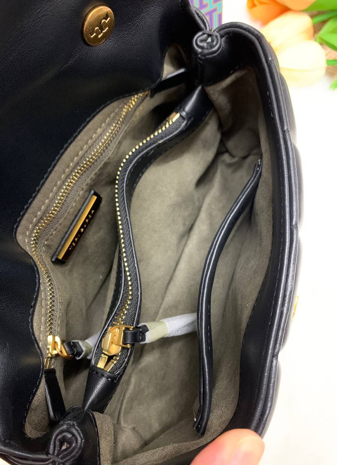 TORY BURCH KIRA QUILTED SMALL BAG พร้อมส่งที่ไทย ไม่ผิดหวังแน่นอนค่ะ! กระเป๋าหิ้วหรือสะพายข้างได้ วัสดุหนังแกะแท้ทั้งใบ ((หนังแกะจะมีคุณภาพดีเงานิ่มและแพงกว่าหนังวัวจ้า)) หนังนิ่มสวยงามมากๆค่ะ เปิดปิดกระเป๋าแบบหมุนล็อคแบบโลโก้แบรนด์ ใช้อะไหล่คลาสสิคดูหรูเ