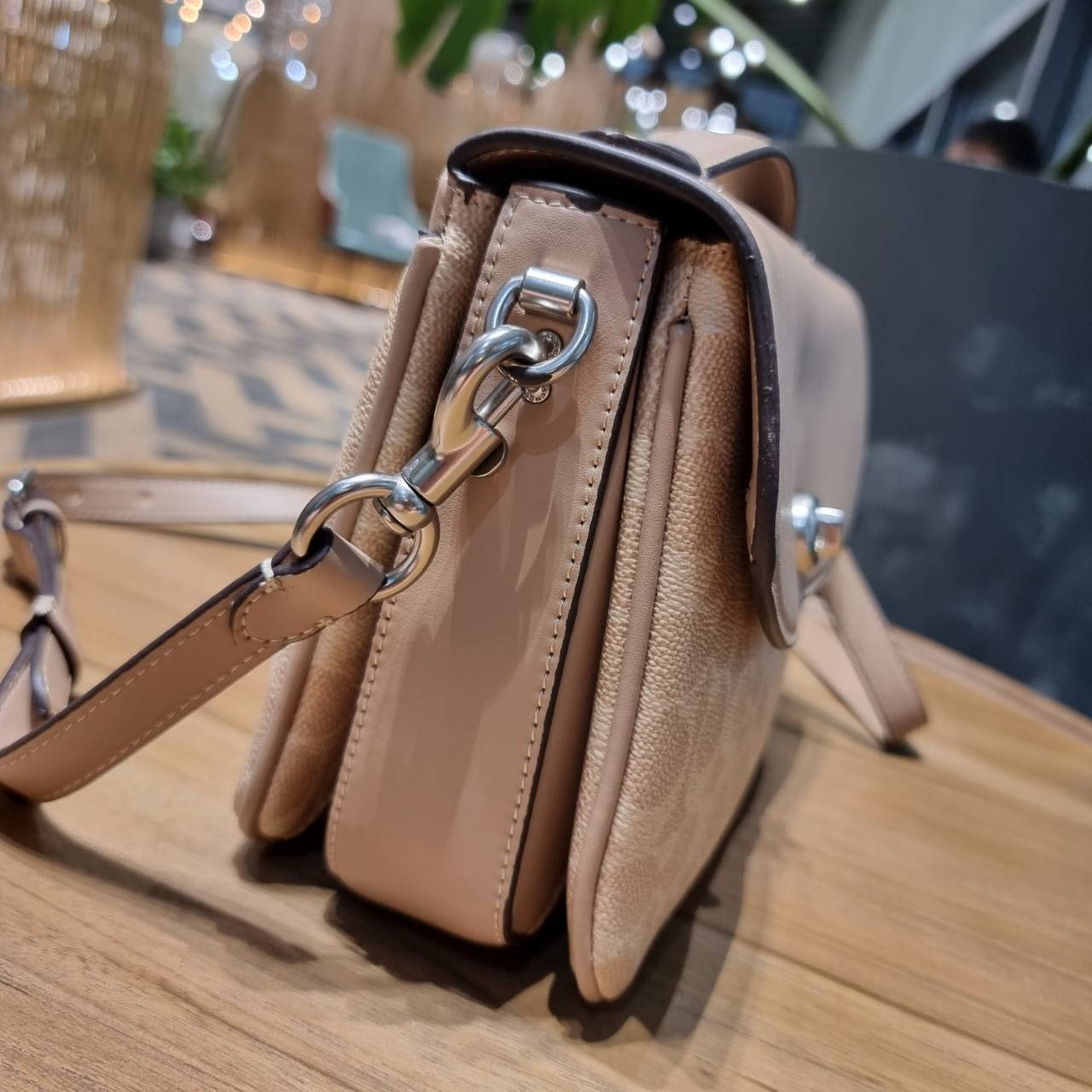 COACH 68349 CASSIE CROSSBODY IN SIGNATURE CANVAS เรียบหรู ดูดี ก็ต้องไอเท็มนี้ไม่อยากให้พลาด!! พาสเทลละมุนมากๆ สะพายแล้วดูแพงมากๆ สวยเลิศ กระเป๋าถือ/สะพายข้าง วัสดุหนังแคนวาสสลับหนังแท้ เปิด-ปิดด้วยตัวบิดล็อคแน่นหนา ภายในแบ่งสัดส่วนอย่างดี ใส่ของได้ครบสบา