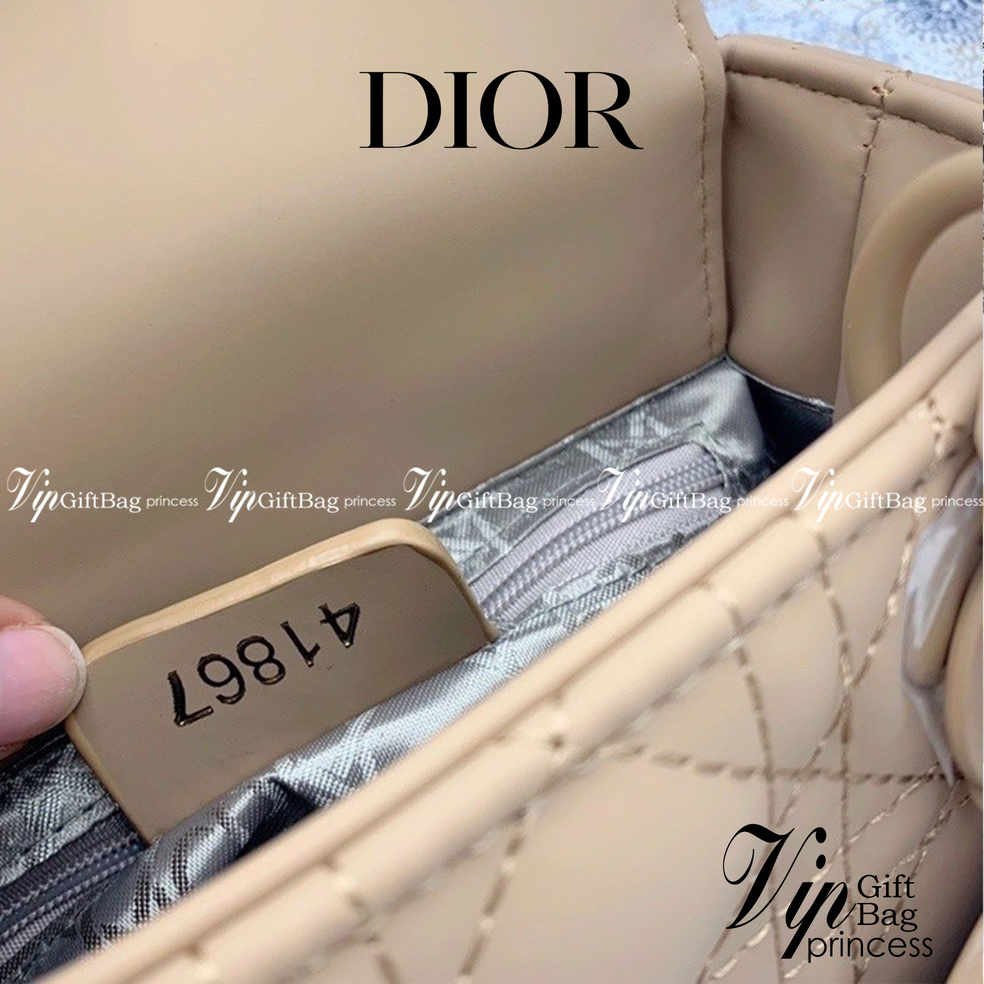 DIOR CD LADY BAG / Christian Dior Lady Dior Ultra-Matte Bag พร้อมส่ง 6 โทนสีพาสเทลหวานๆ น่ารักละมุน ตัวห้อยโลโก้โทนสีเดียวกับกระเป๋า น่ารักมากค่ะ ดีไซน์เรียบง่าย แต่แฝงไปด้วยความหรูหรา วัสดุหนังแท้ ทรงกล่องคลาสสิค มีหูจับในตัวและสายครอสบอดี้สุดเลิศ ที่มาพ