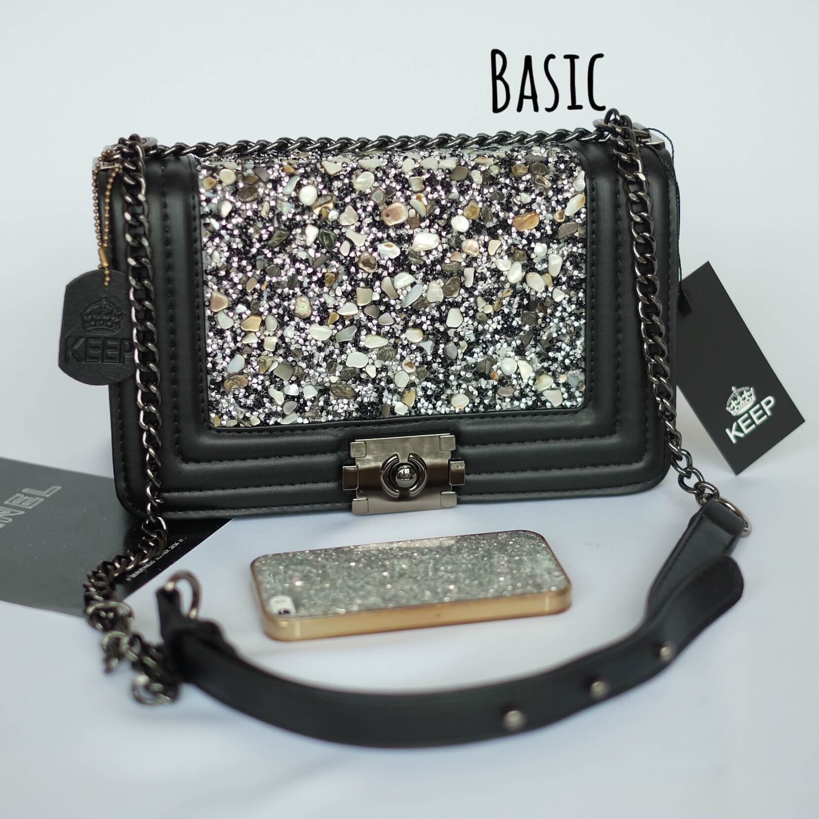 แบบมาใหม่ Limited กันเลยค่า 👍 ทางร้าน ได้กระเป๋า จากแบรนด์ KEEP ทรง Chanel สุดหรู รุ่น KEEP shoulder diamond chain bag สวย หรู มากๆ เลยน๊า กระเป๋าอยู่ทรงสวยงามมากคะ สายโซ่ มีที่รองไหล่ สะพายสบายคะ สายปรับ สั้น ยาวได้คะ ภายในสีแดง มีช่องใส่ของ 1 ช่