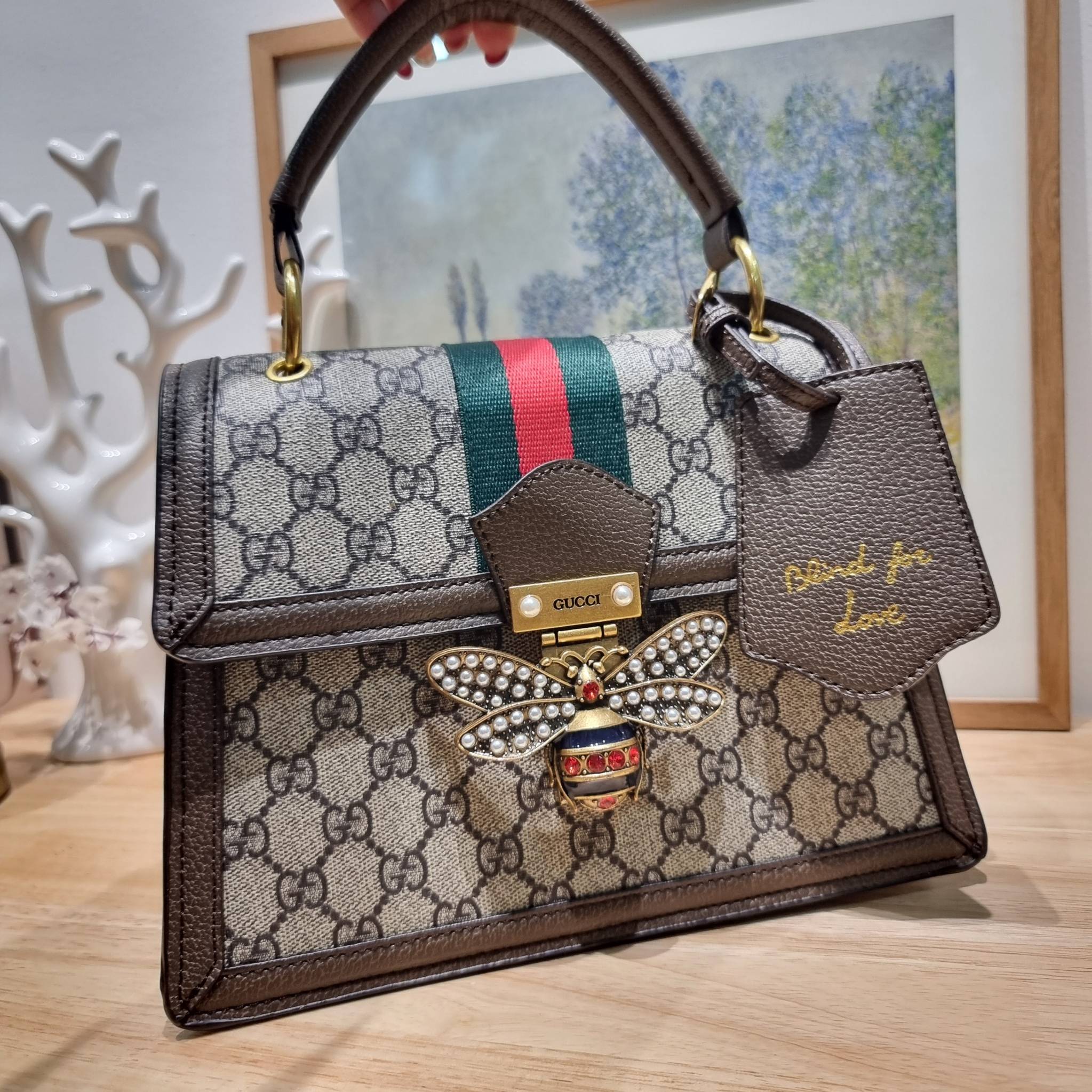 Gucci Queen Margaret Bee Bag / Gucci queen margaret crossbody handbag พร้อมส่ง กระเป๋าสะพายข้าง ดีไซน์สวย โดดเด่นไม่ซ้ำใคร เปิด-ปิดด้วยตัวกดล็อครูปผึ้ง พร้อมแท็กพวงหนังห้อยเก๋ๆ