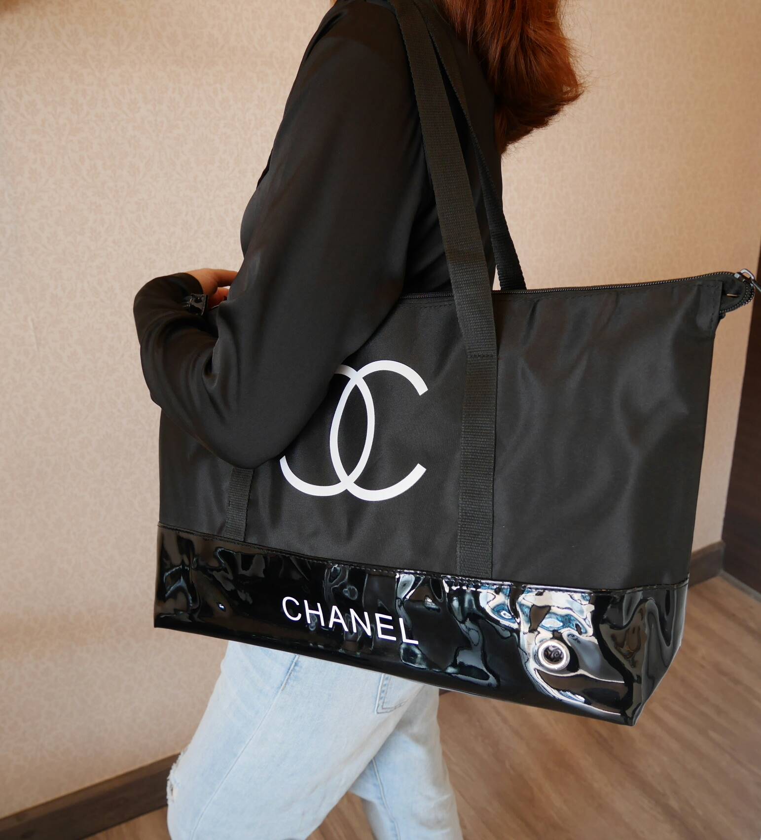 New! กระเป๋าใบใหญ่ทรง Tote จากแบรนด์ Chanel VIP gift Bag ของแท้ 100% ทำจากผ้าหนา Polyester ฐานล่างกระเป๋าทำจากหนังแก้วผิวมันเงา สวยหรู สกรีนโลโก้ชาแนลหน้าหลัง หัวซิปปั้มโลโก้ ด้านในเป็นช่องกว้าง และมีอีกหนึ่งช่องเก็บของ รุ่นนี้สะพายไหล่ สวยมาก น้ำหนักเบา 