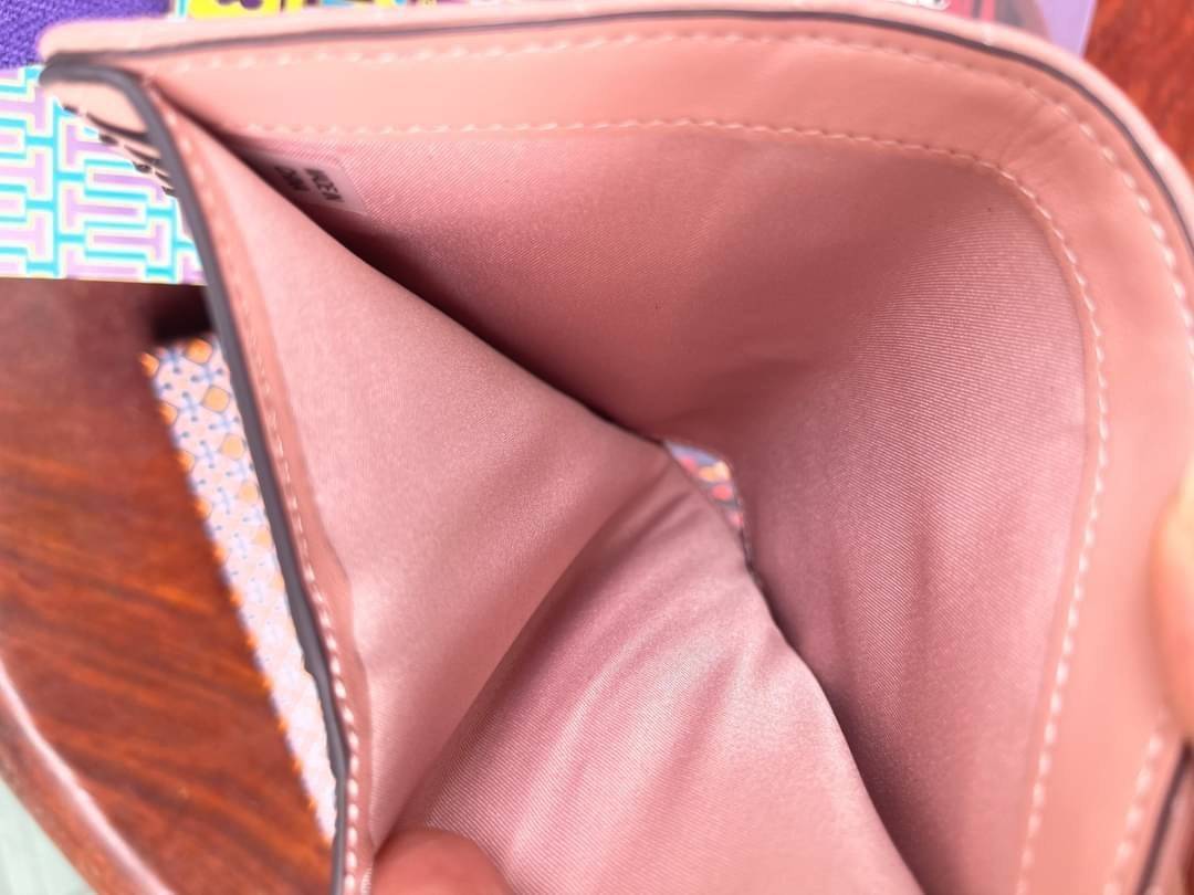 ของแท้ 💯% 】Tory burch kira chevron medium slim wallet กระเป๋าสตางค์หนังแกะขนาดmedium size การตัดเย็บหนังแกะแสนนุ่มแบบลายบุสองชั้น สัมผัสนุ่มควบคู่กับดีไซน์อันเป็นเอกลักษณ์ ดูแพงด้วยโลโก้ด้านหน้าสีทองสวยหรู