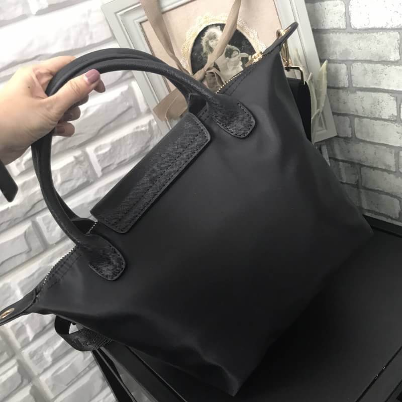 New arrival !! กระเป๋าผ้าไนล่อน Longchamp Style จากงานพรีเมี่ยมกิ้ฟ รุ่น Limited edition จากแบรนด์ PRADA ตัวนี้ไซส์ mini🐰 **กำลังน่ารักคะ ด้านในมีช่องใส่ของ แบ่งเป็นสัดส่วน ใส่กปต.ยาว IPADmini ได้สบายค้า เหมาะกับการถือเป็น everyday look สุดๆ ใบนี้