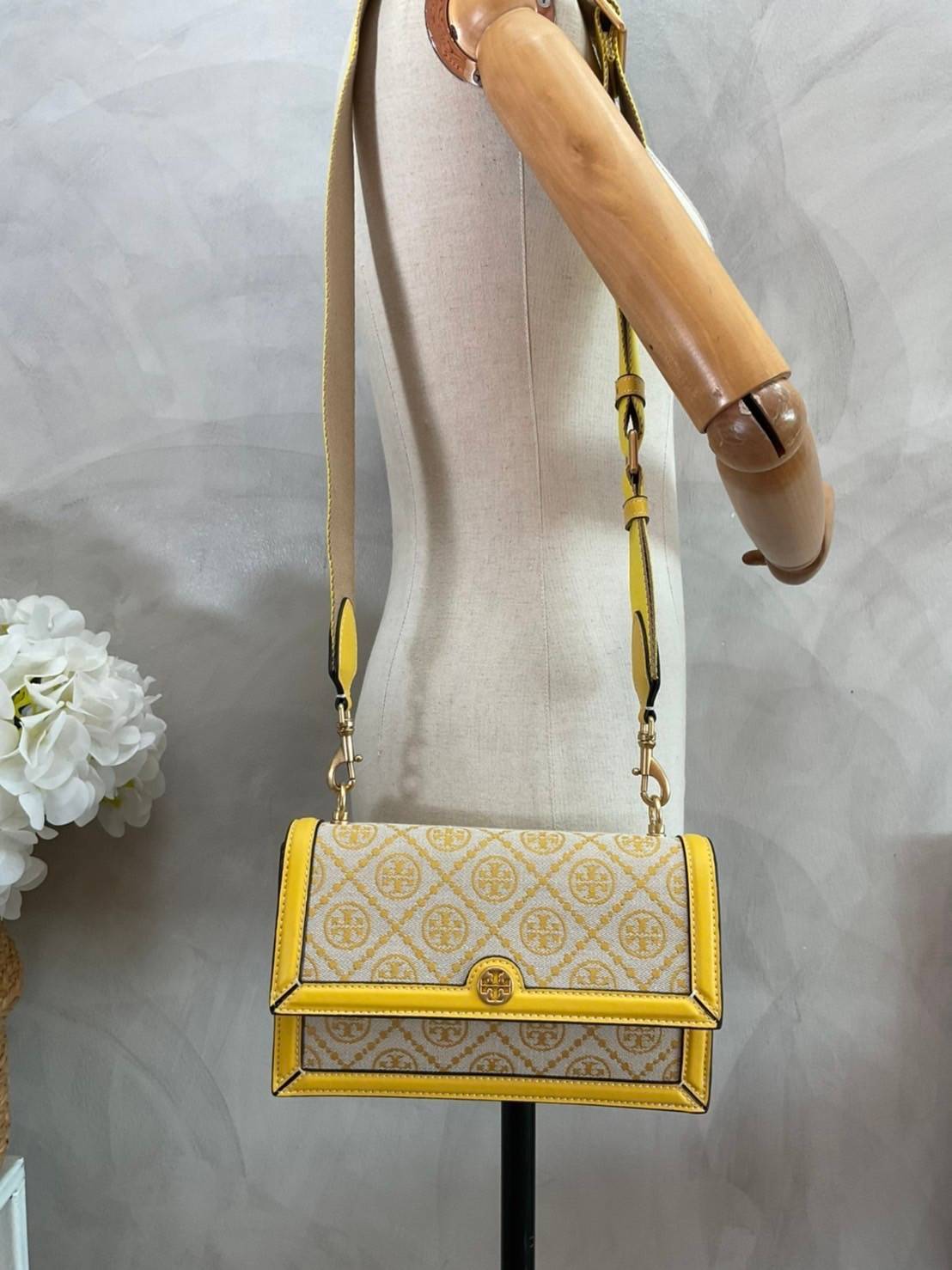 TORY BURCH 81000 MINI T MONOGRAM JACQUARD SHOULDER BAG คอลเลคชั่นฤดูใบไม้ผลิ 2021 กระเป๋าสะพายรุ่นใหม่จาก Tory Burch ดีไซน์สวยคลาสสิค แฝงไว้ด้วยความหรู ลวดลายผ้าแจ็คการ์ด T Monogram บนกระเป๋า Tory Burch นี้ เป็นการยกย่องให้กับงานควิลท์ชาวเพนซิลเวเนียดัตช์