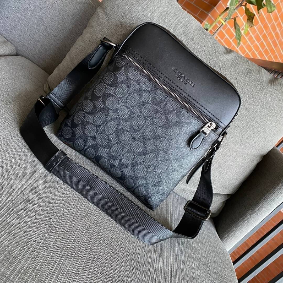 COACH HOUSTON FLIGHT BAG IN SIGNATURE CANVAS (F73336) ขายดีตลอดกาล!! คลาสสิคไม่มีใครเกิน!! กระเป๋าสะพายข้างทรงแมสเซ็นเจอร์ยอดฮิต ทรงสวย ดูดี 🔥 เป็นอีกรุ่น ที่พลาดแล้วต้องรอนานมากๆ ฮ๊อต ฮิต สุดๆ ใช้ได้ทุกเพศ Unisexสุดๆ เท่ห์มากบอกเลย จะออกงานไหน ไม
