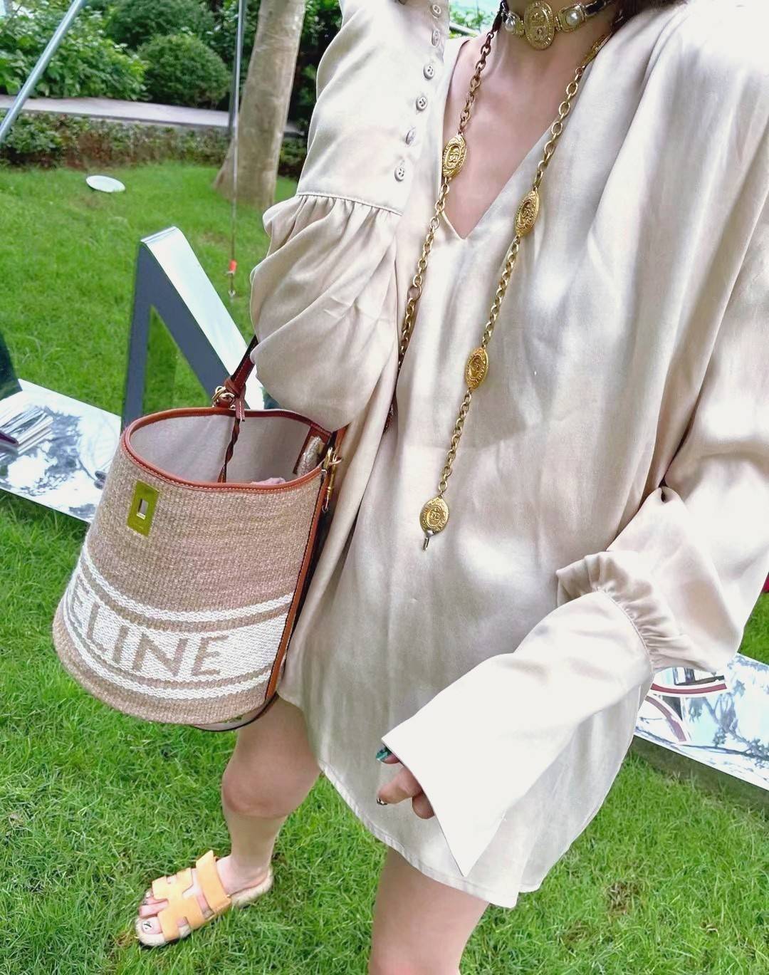 Celine Bucket Bag In Textile with Celine Logo สาว ๆ คนไหนกำลังมองหากระเป๋าสะพายที่สามารถจุของได้แบบกำลังพอดี เราขอแนะนำเป็นใบนี้เลยค่ะ เพราะมีขนาดที่ไม่เล็กและไม่ใหญ่จนเกินไป ให้ความคล่องตัวสูง มีฐานกว้างสามารถใช้สะพายไหล่เมื่อต้องการออกงานทางการหรือจะสะพ